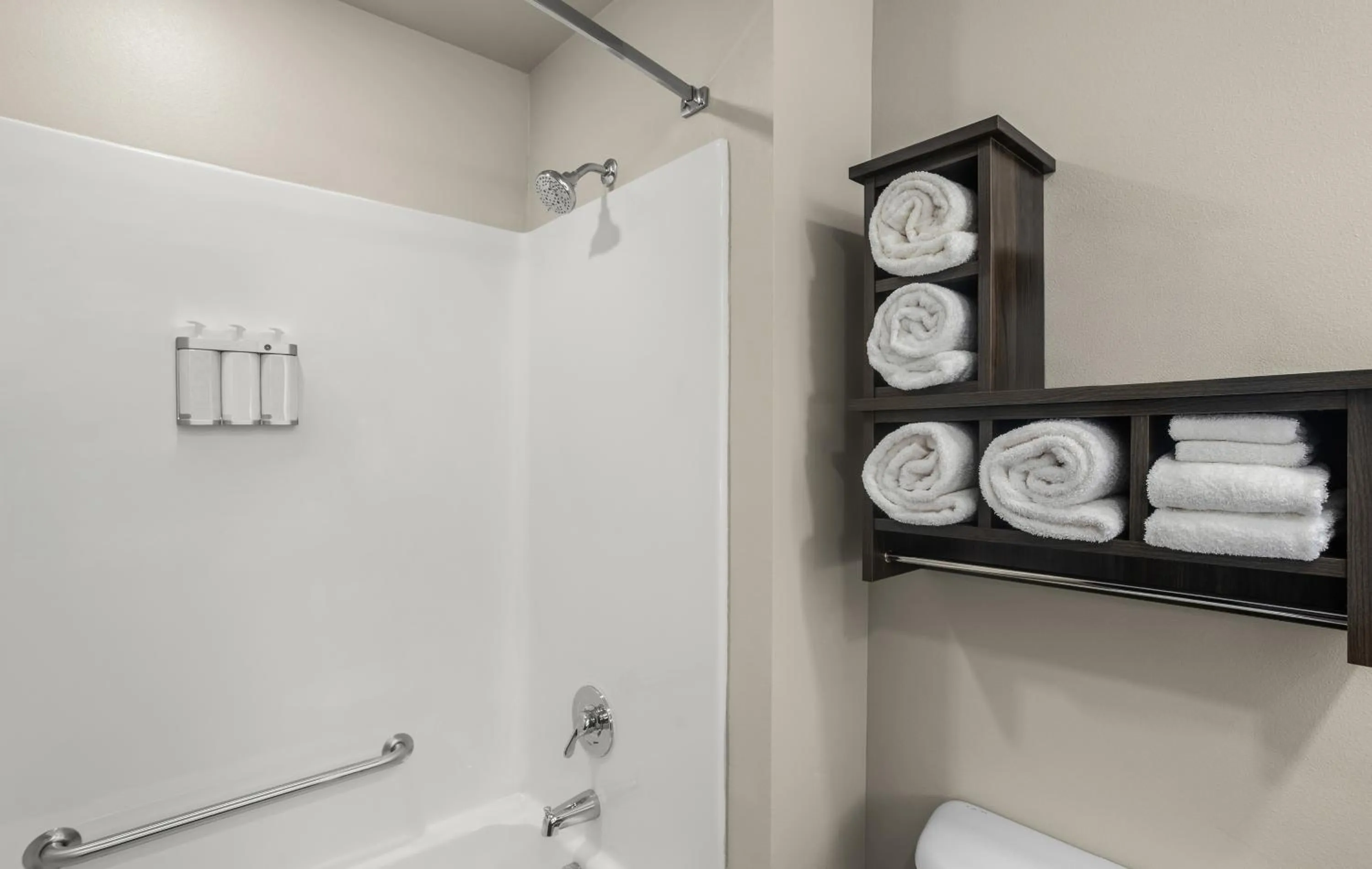 Shower in My Place Hotel-Savannah Airport/Pooler, GA