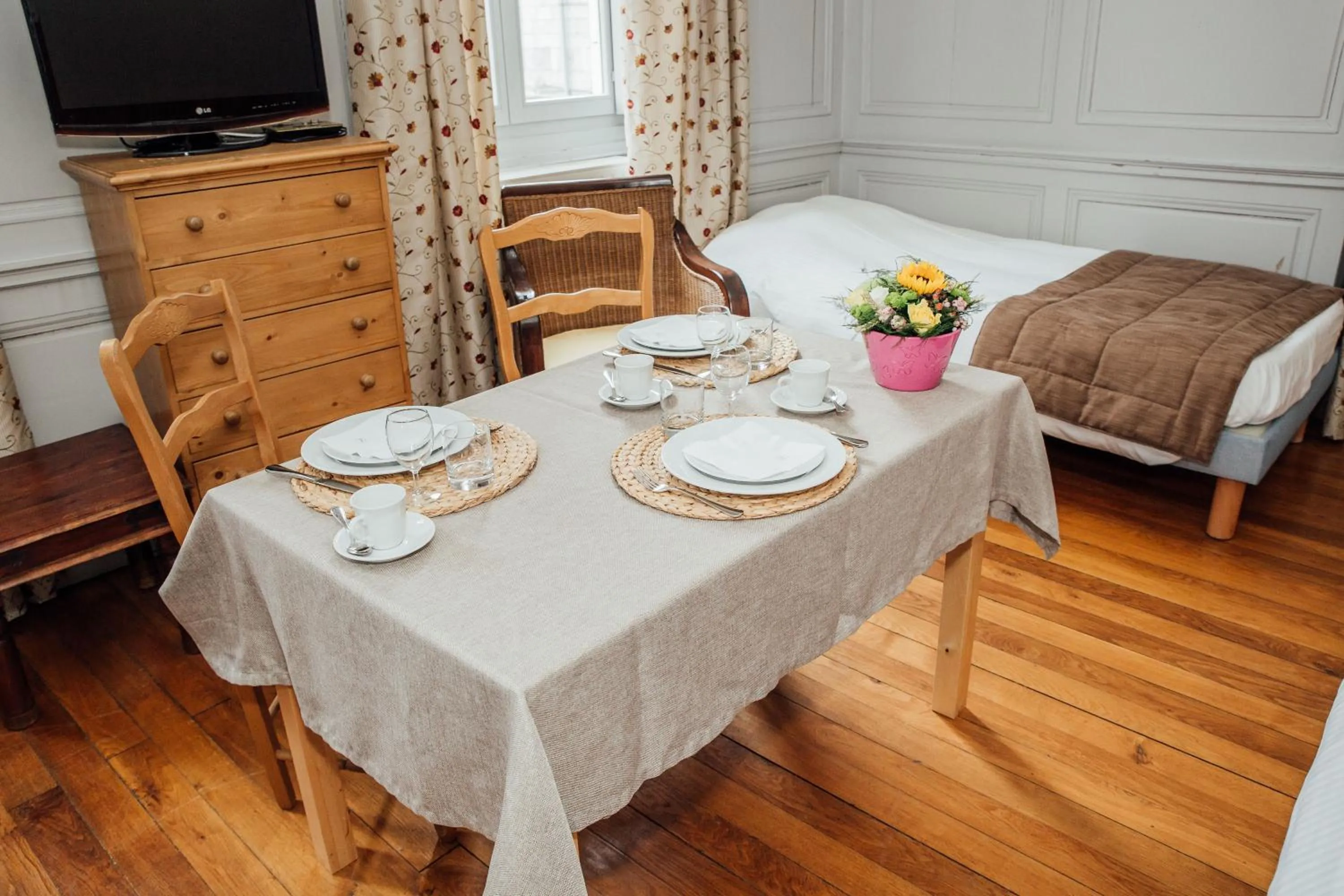 Seating area, Bed in Appart Hotel Charles Sander