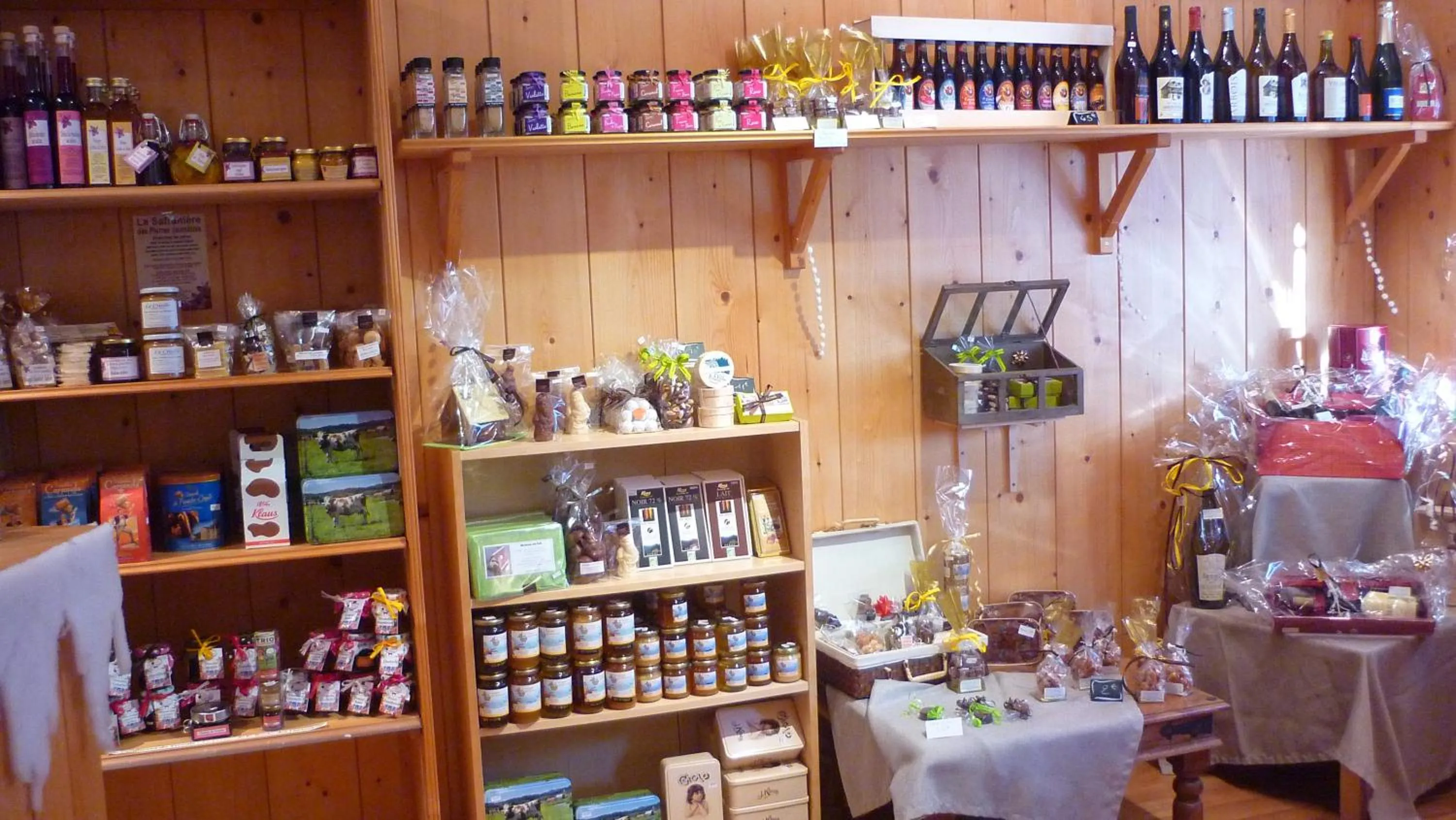 On-site shops in Appart Hotel Charles Sander