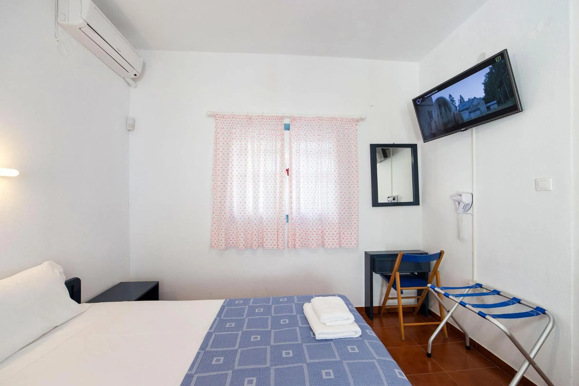 TV and multimedia, Bed in Fivos Apartments