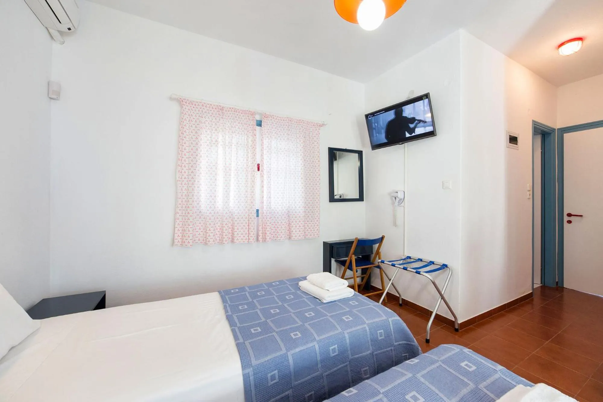 TV and multimedia, Bed in Fivos Apartments
