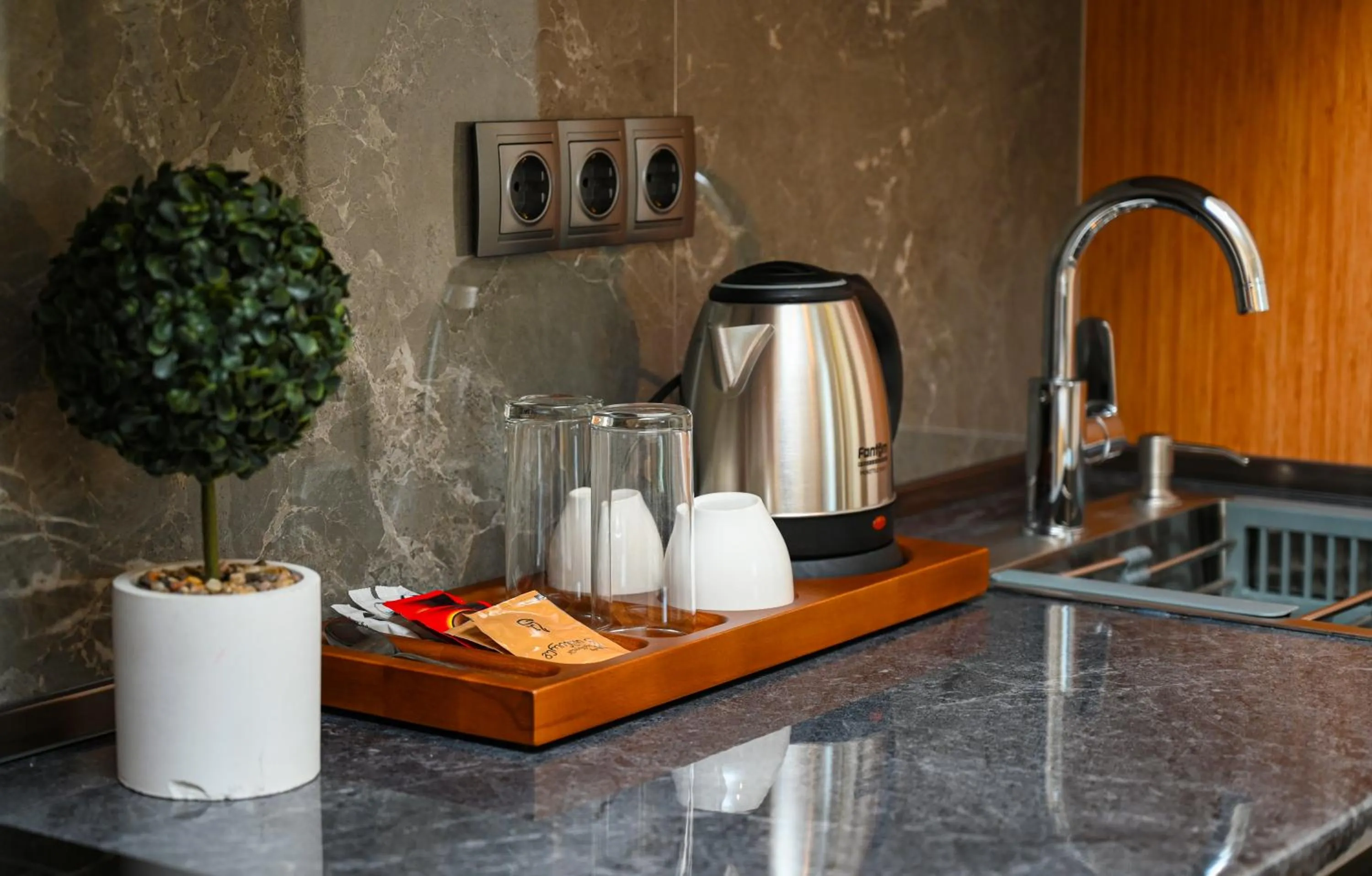 Coffee/tea facilities in New Wave Apart-Hotel