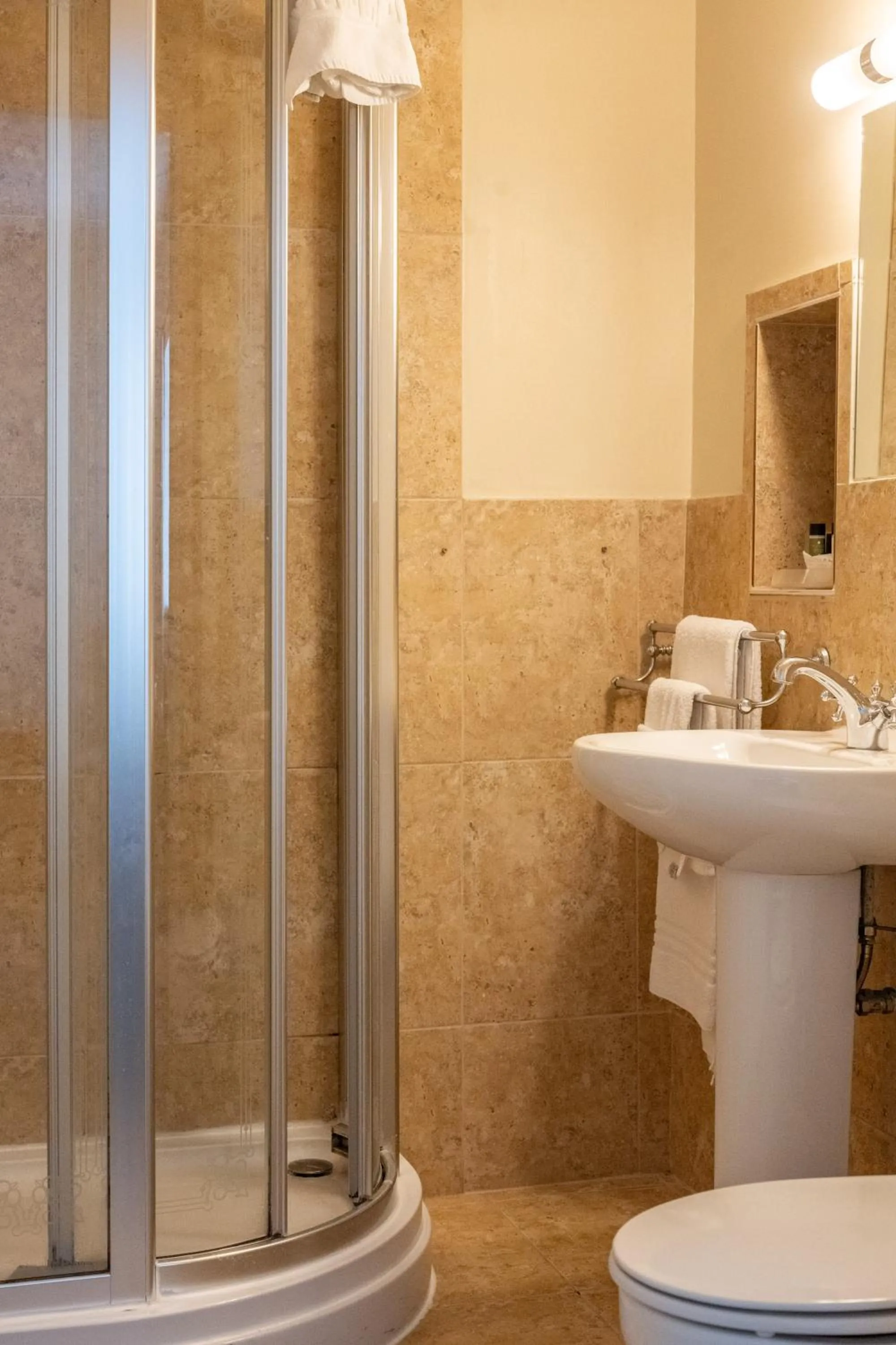 Bathroom in The Lordleaze Hotel And Restaurant