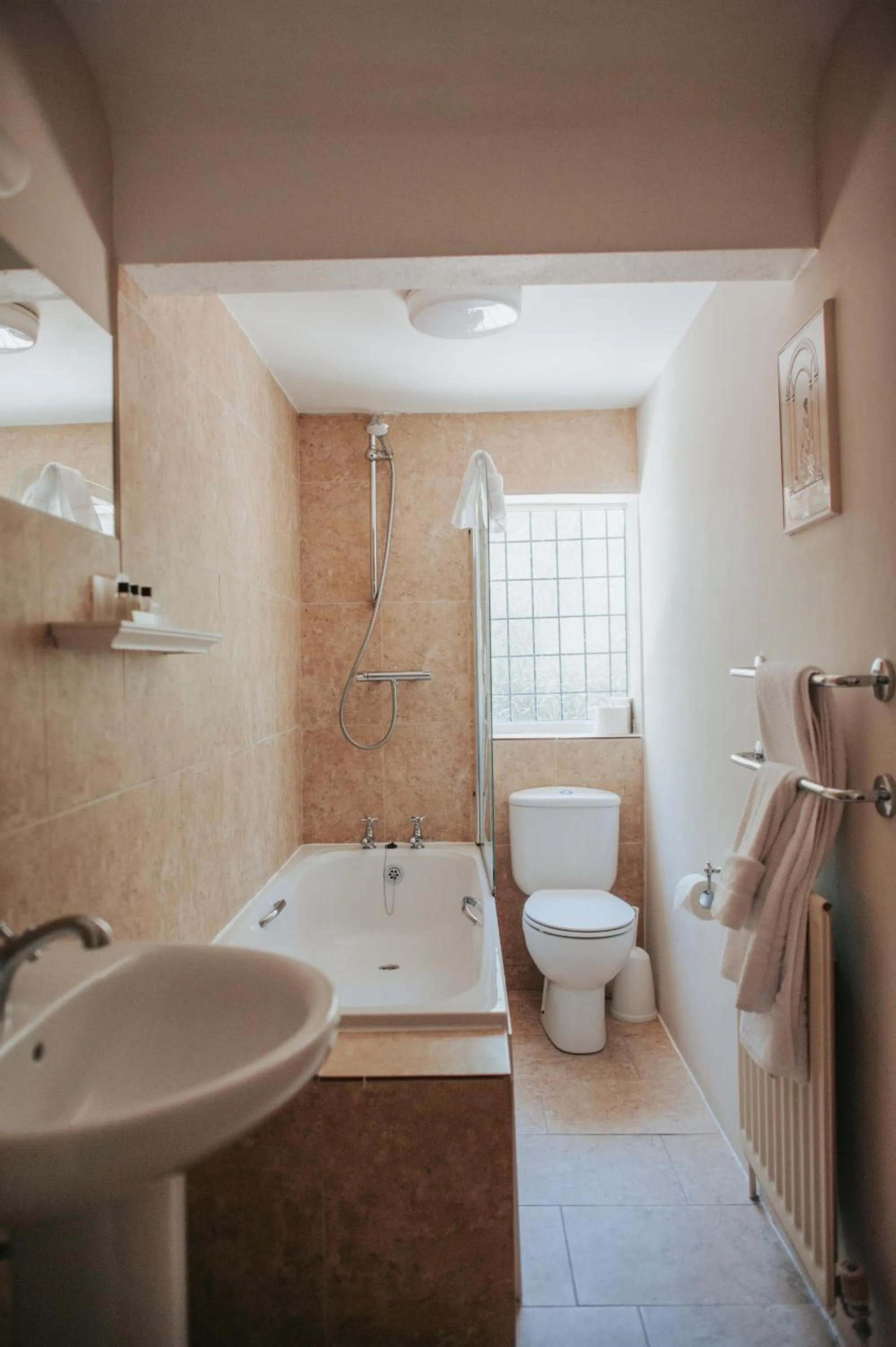 Bathroom in The Lordleaze Hotel And Restaurant