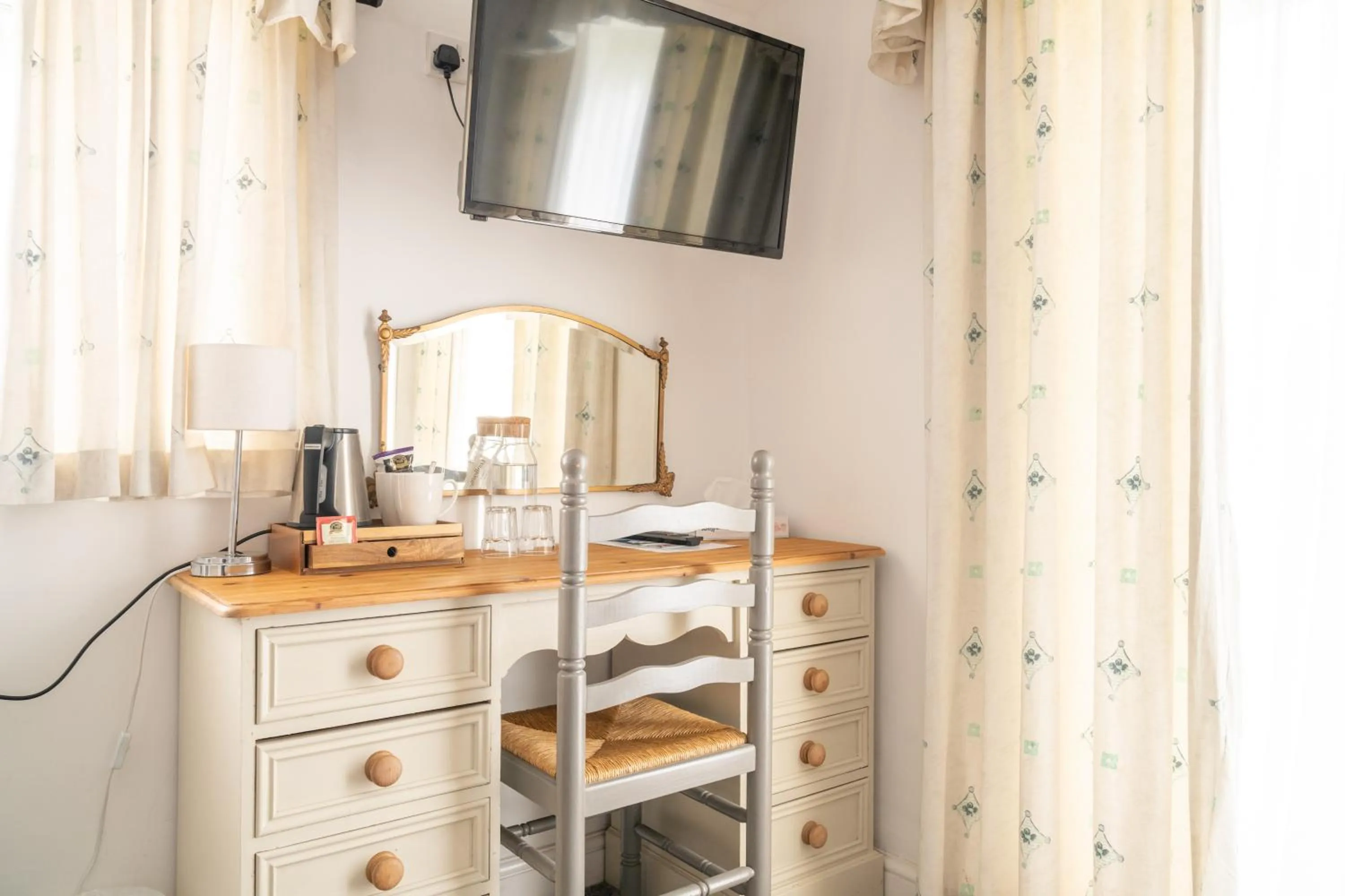 TV and multimedia, Bed in The Lordleaze Hotel And Restaurant