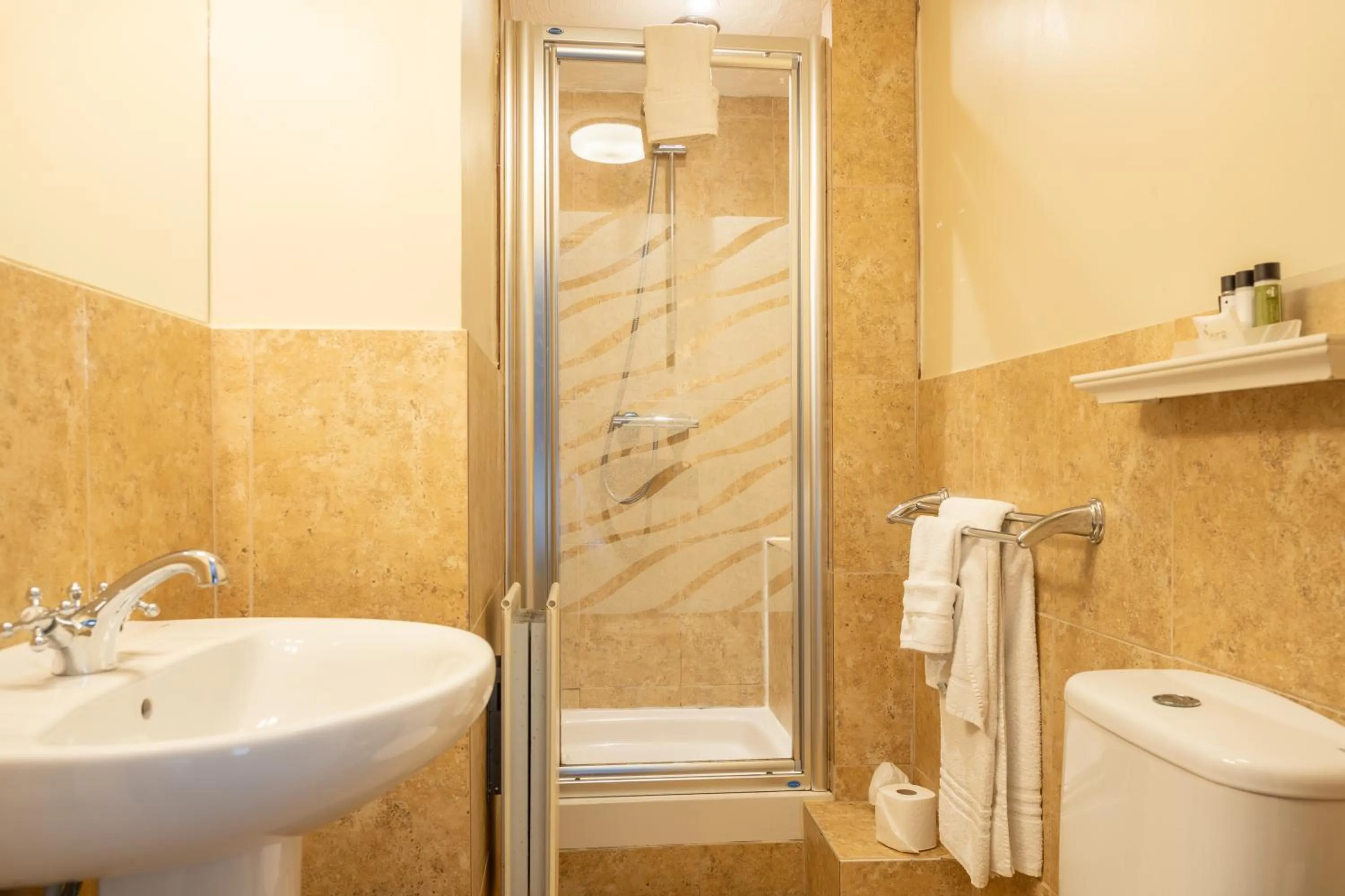 Bathroom in The Lordleaze Hotel And Restaurant