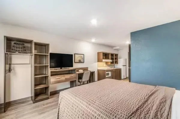 QUEEN SUITE WITH SOFA ACCESSIBLE in WoodSpring Suites Fort Myers - Cape Coral QUEEN SUITE WITH SOFA ACCESSIBLE in WoodSpring Suites Fort Myers - Cape Coral