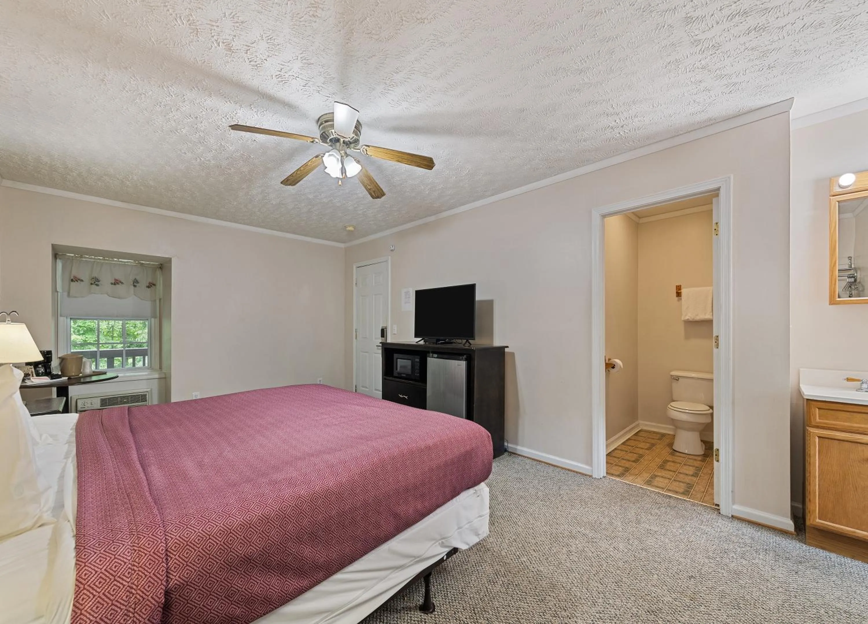 Communal lounge/ TV room, Bed in The Valley Inn