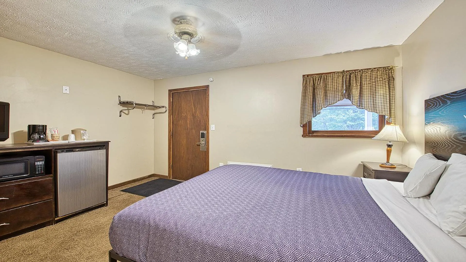 Photo of the whole room, Bed in The Valley Inn