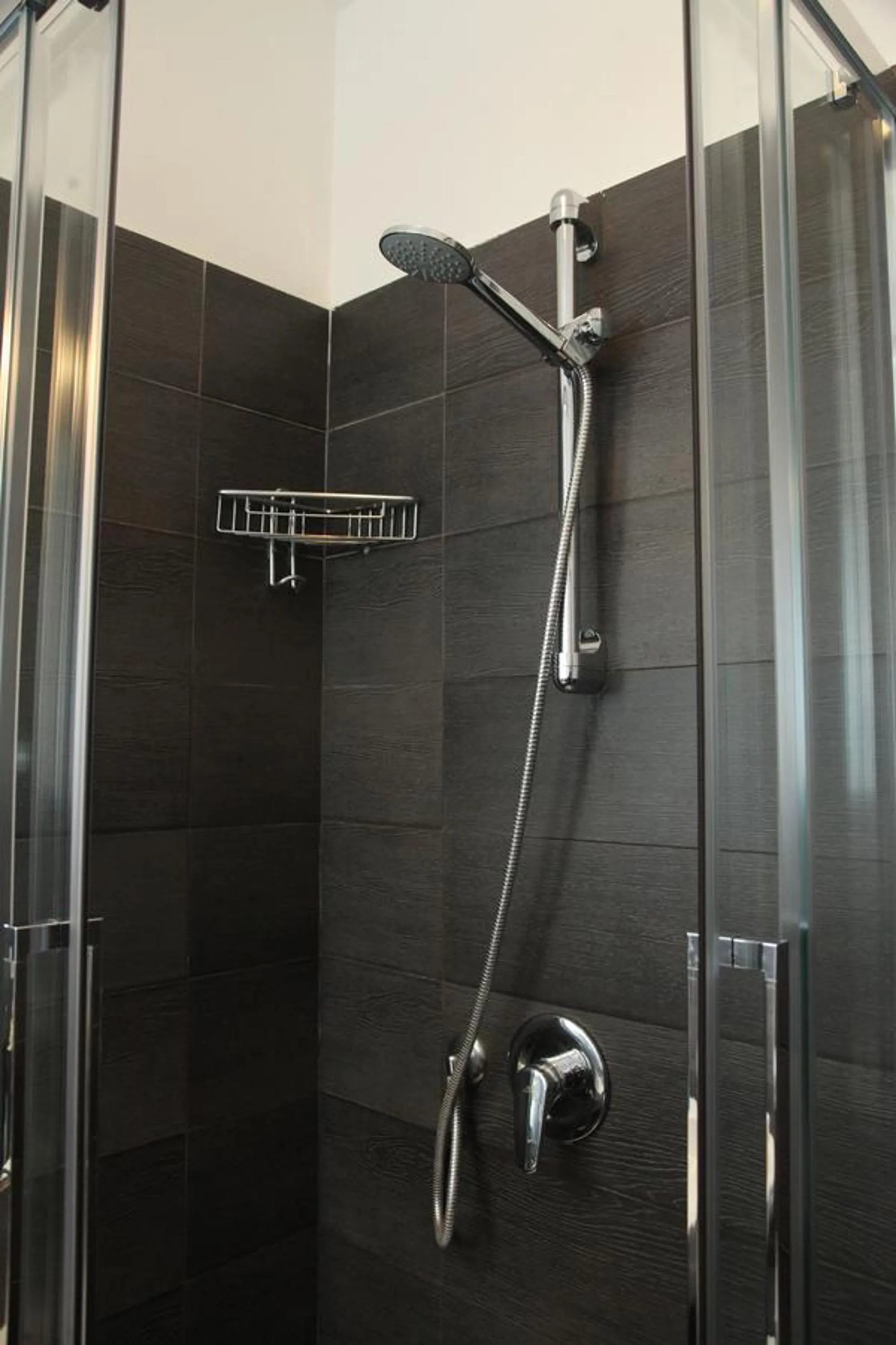 Shower in Roma Trastevere Relais Guest House