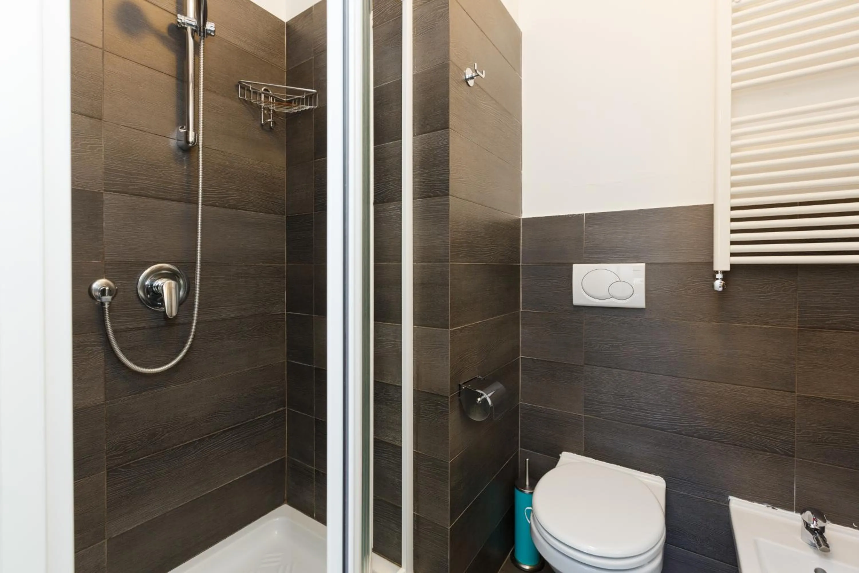 Shower in Roma Trastevere Relais Guest House