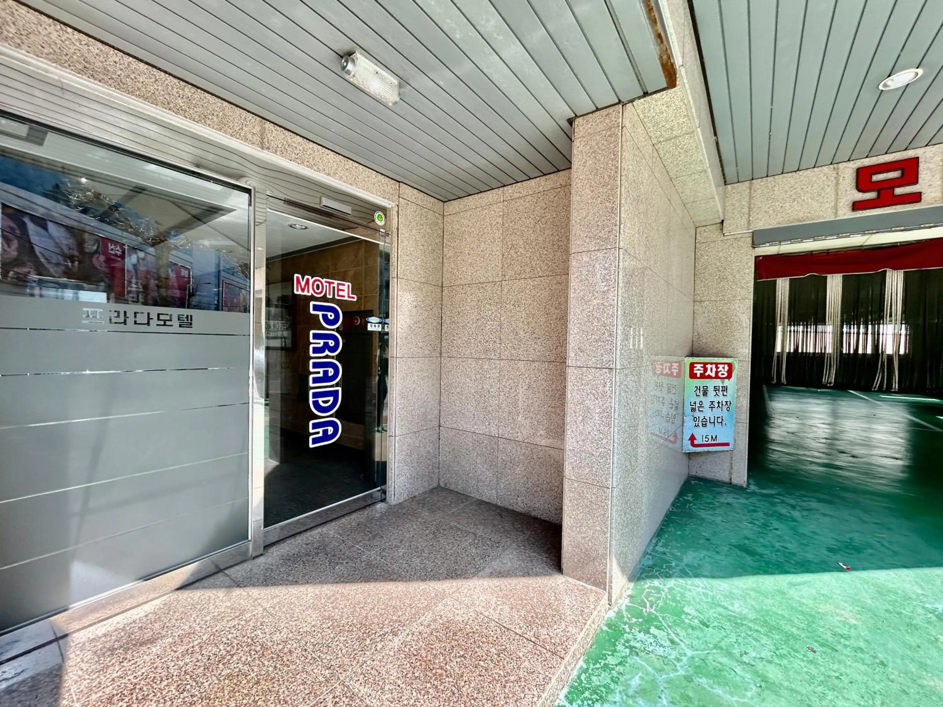 Facade/entrance in Prada motel