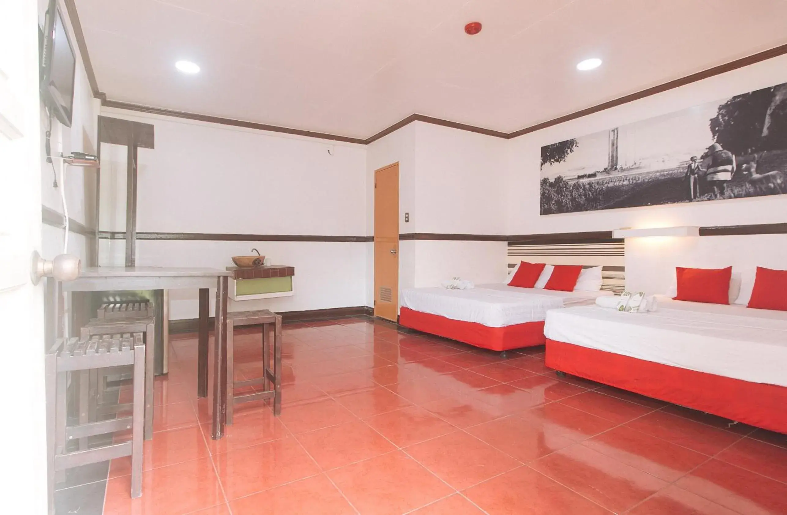 Quadruple Room in Max Travellers Inn by RedDoorz Quadruple Room in Max Travellers Inn by RedDoorz