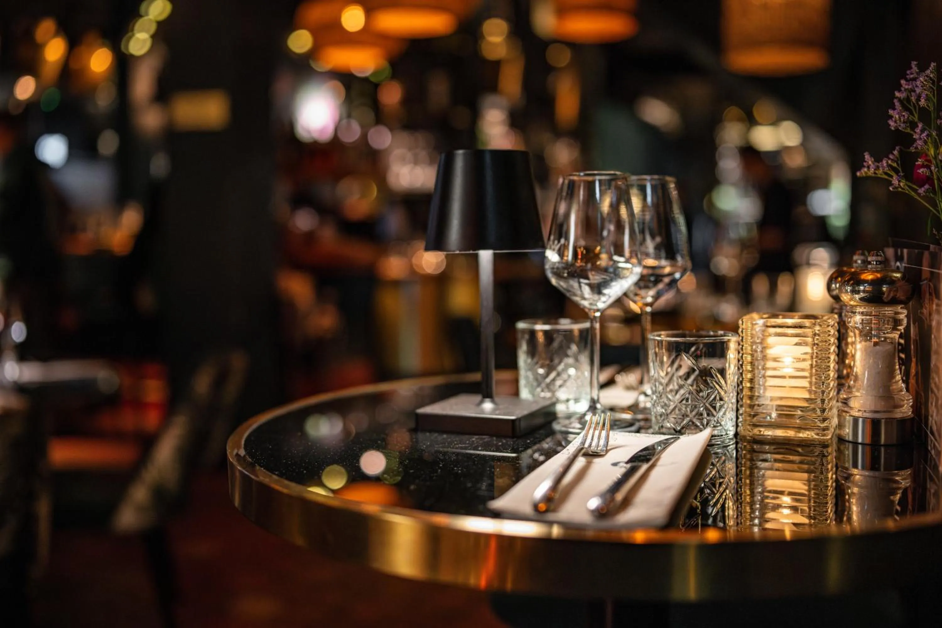 Restaurant/places to eat in Ambassador City Centre Hotel