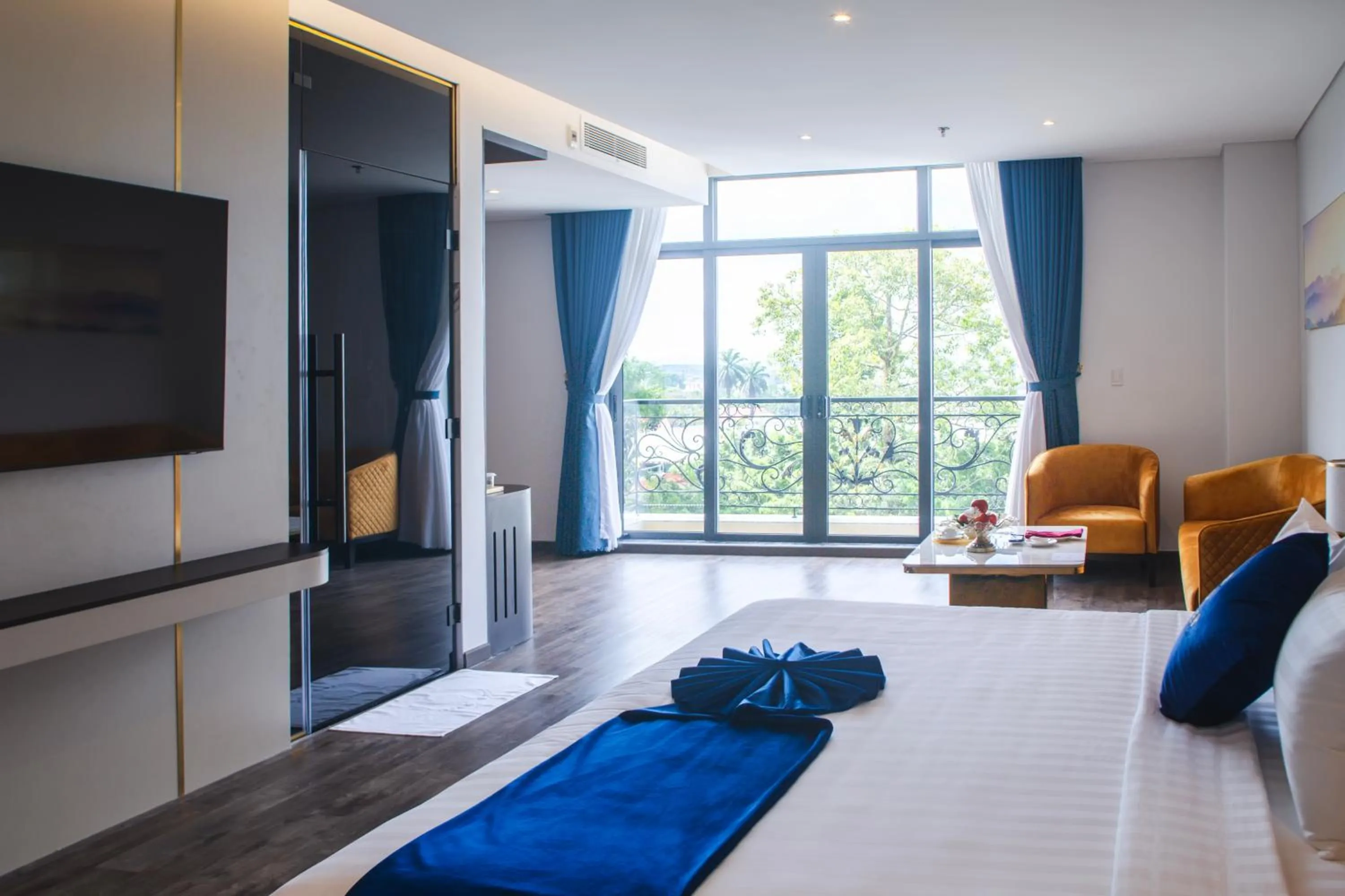 Communal lounge/ TV room in SANDALS AQUILA HOTEL