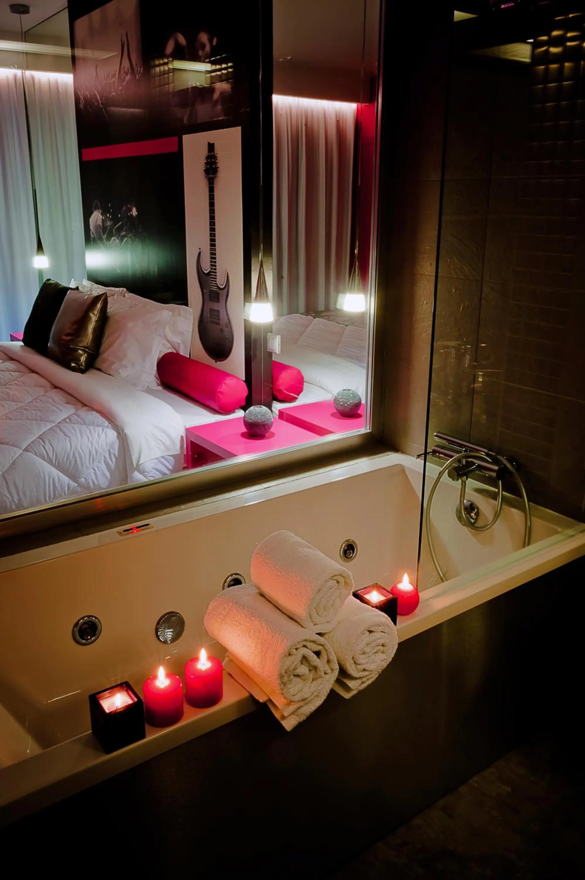 Bathroom, Bed in Vinyl M Hotel - Adults Only
