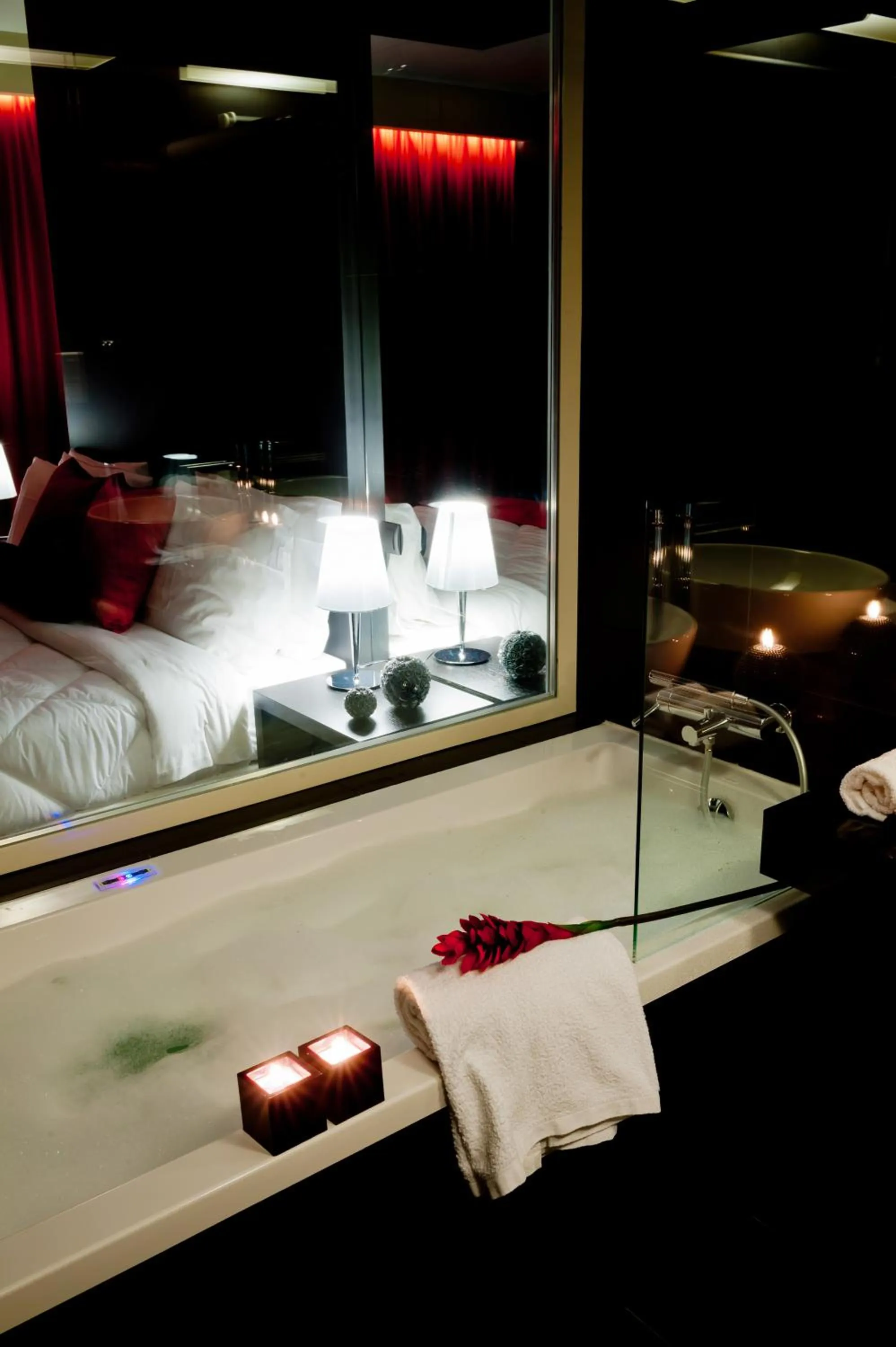 Bathroom, Bed in Vinyl M Hotel - Adults Only