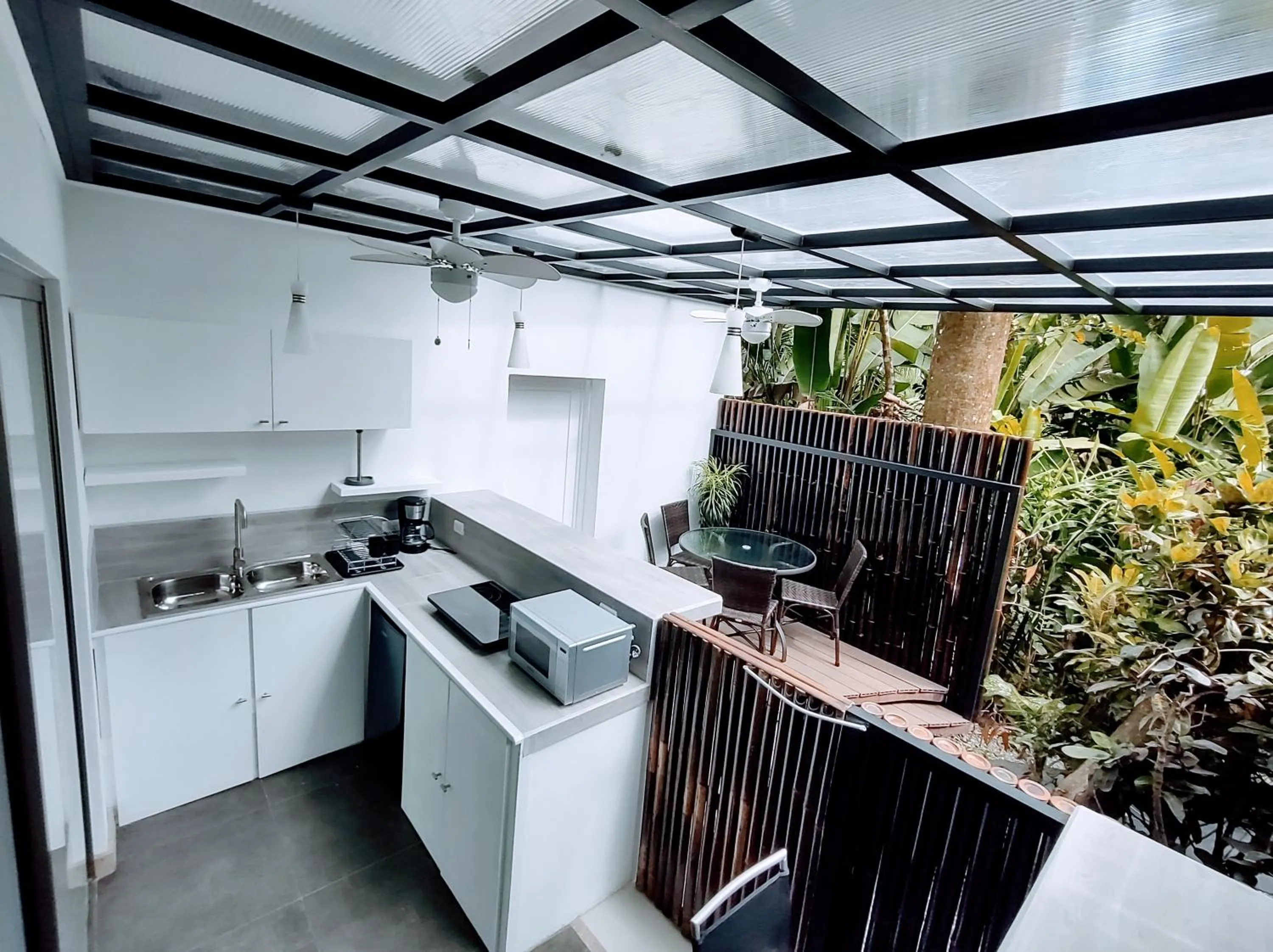 Kitchen or kitchenette in La Vela Boutique Hotel