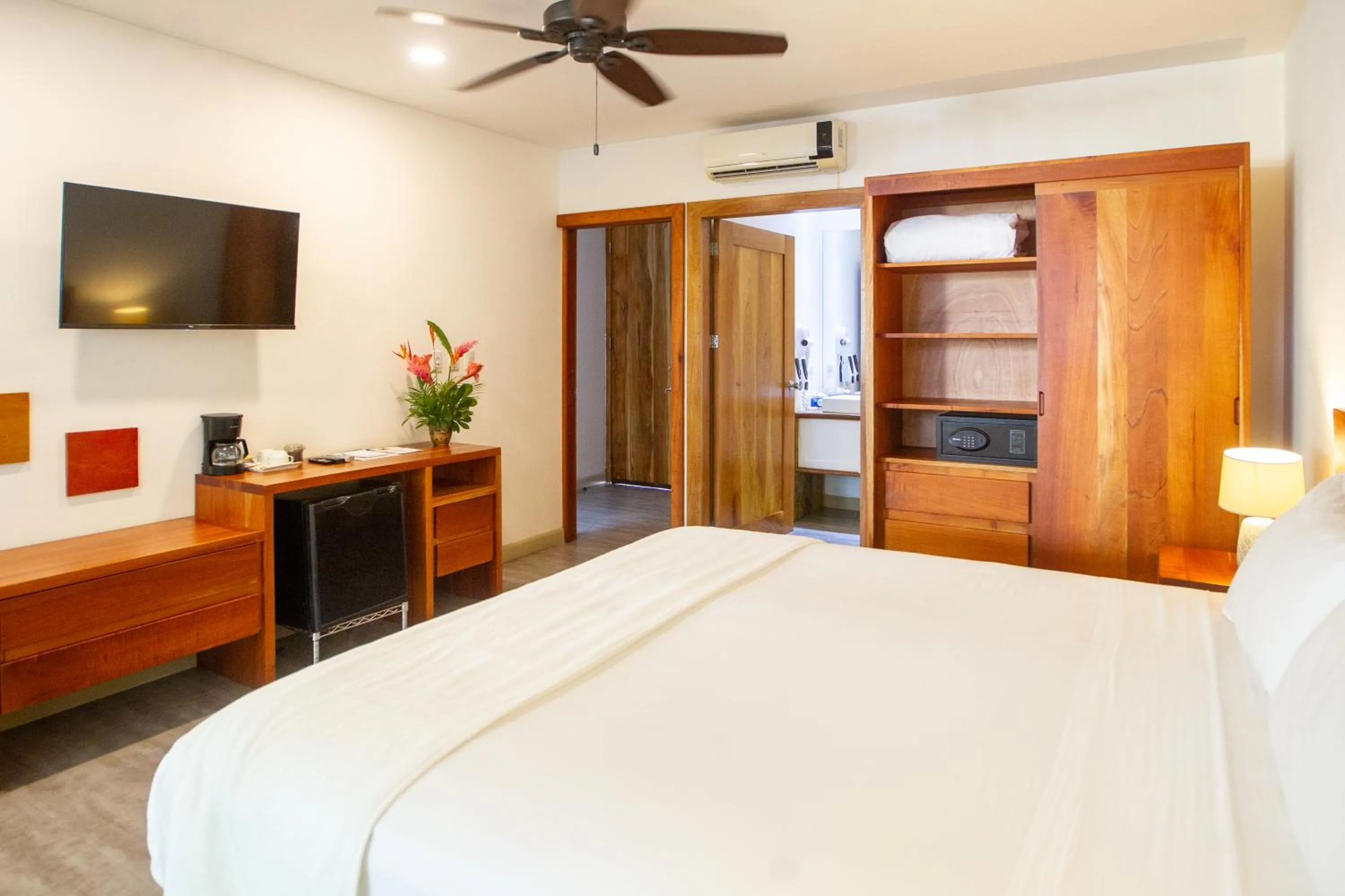 Bedroom, Bed in La Vela Boutique Hotel