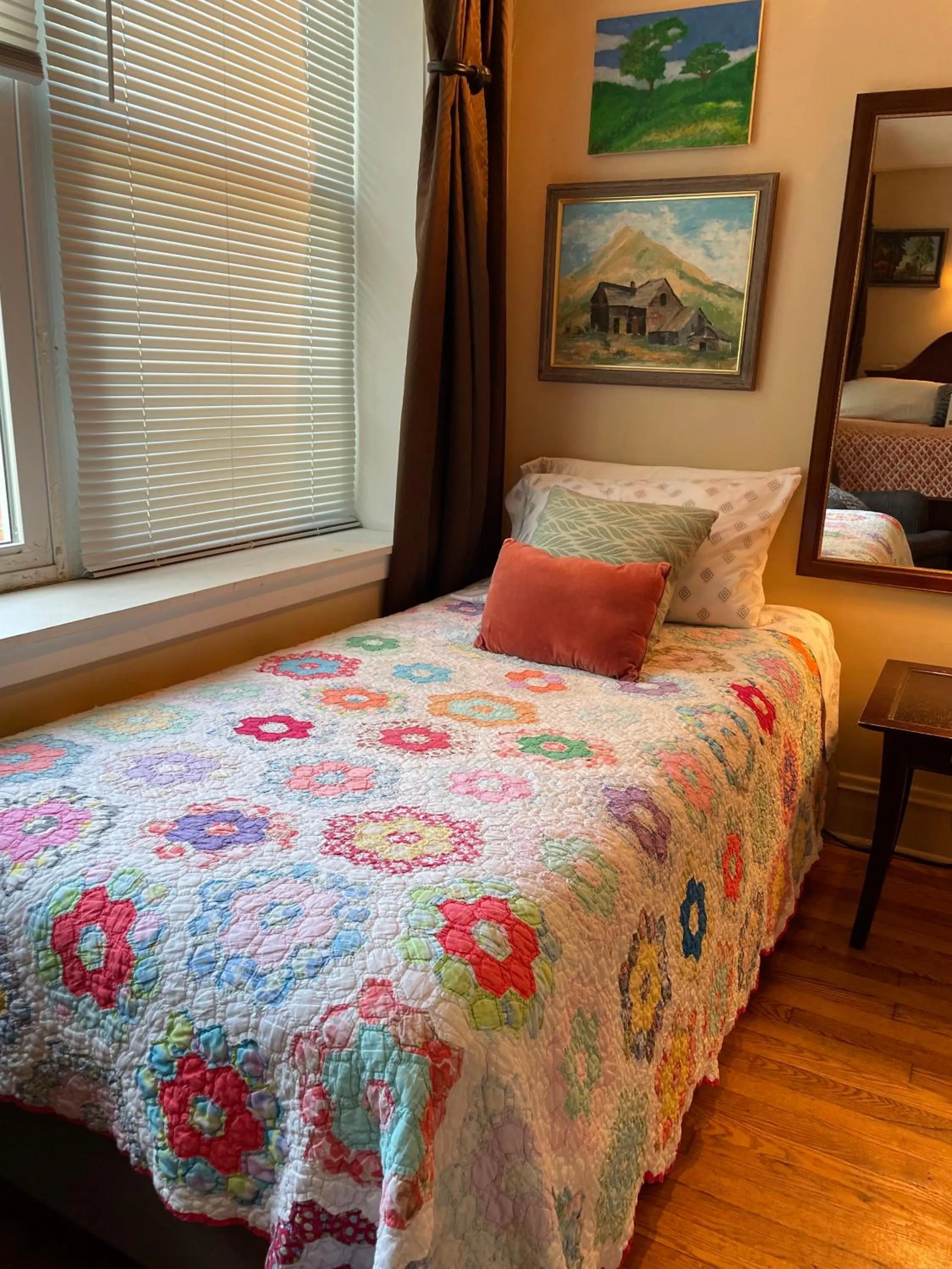 Bed in Ray's Bucktown Bed and Breakfast