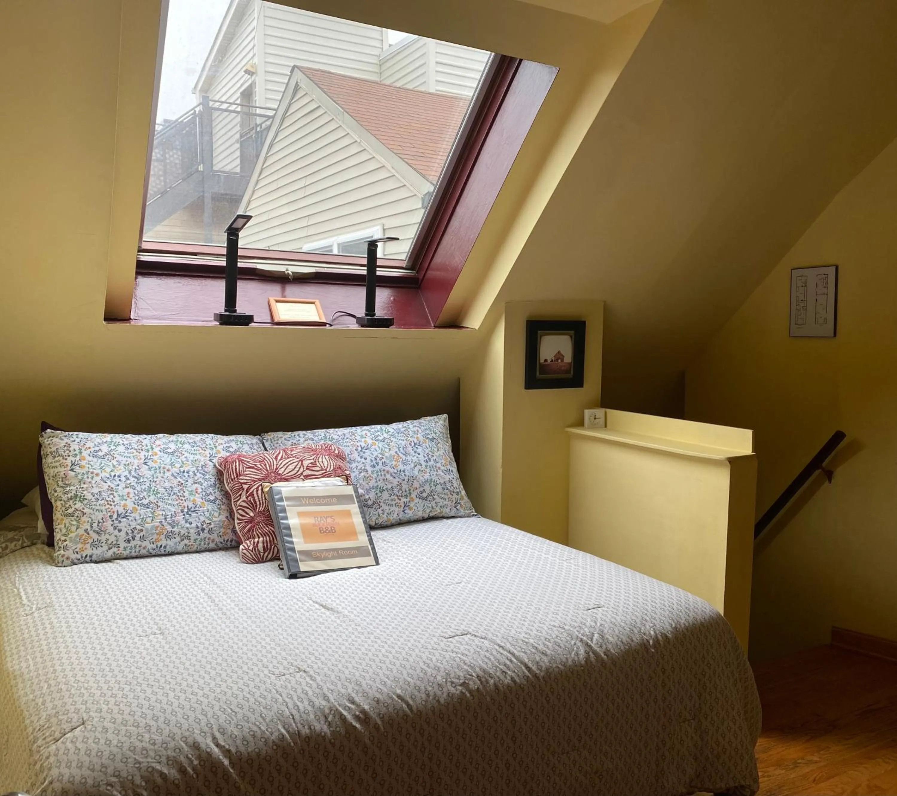 Bed in Ray's Bucktown Bed and Breakfast