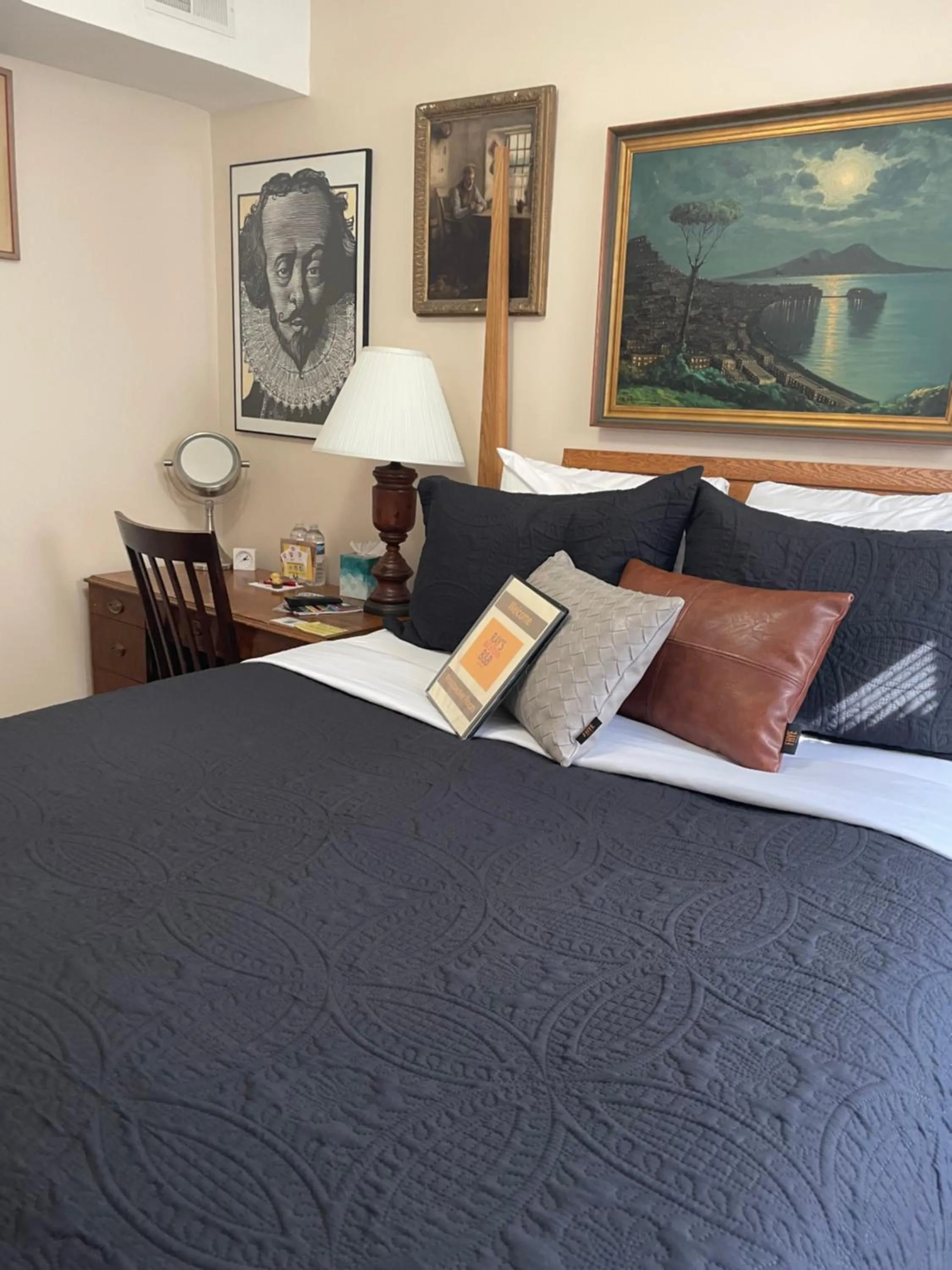 Bed in Ray's Bucktown Bed and Breakfast