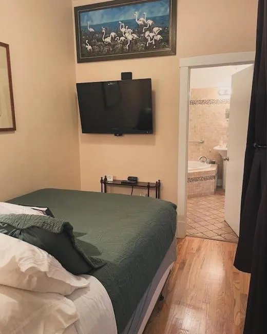 Bedroom, Bed in Ray's Bucktown Bed and Breakfast