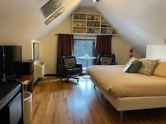 Bedroom, Bed in Ray's Bucktown Bed and Breakfast