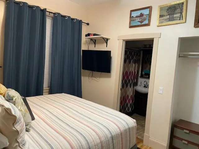 Bedroom, Bed in Ray's Bucktown Bed and Breakfast