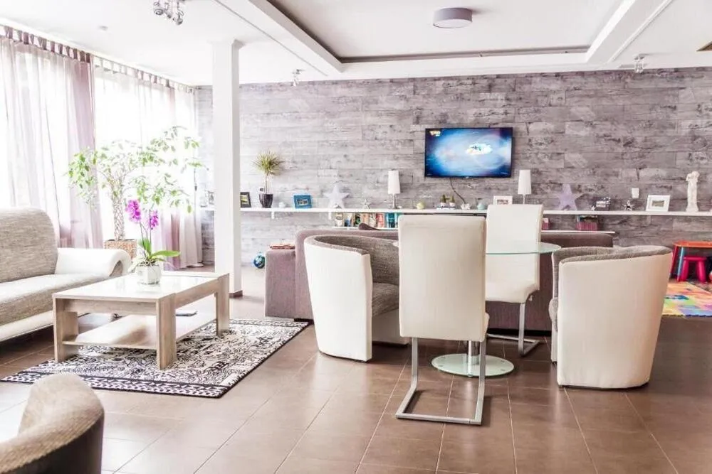 Communal lounge/ TV room in Schwanen-Resort