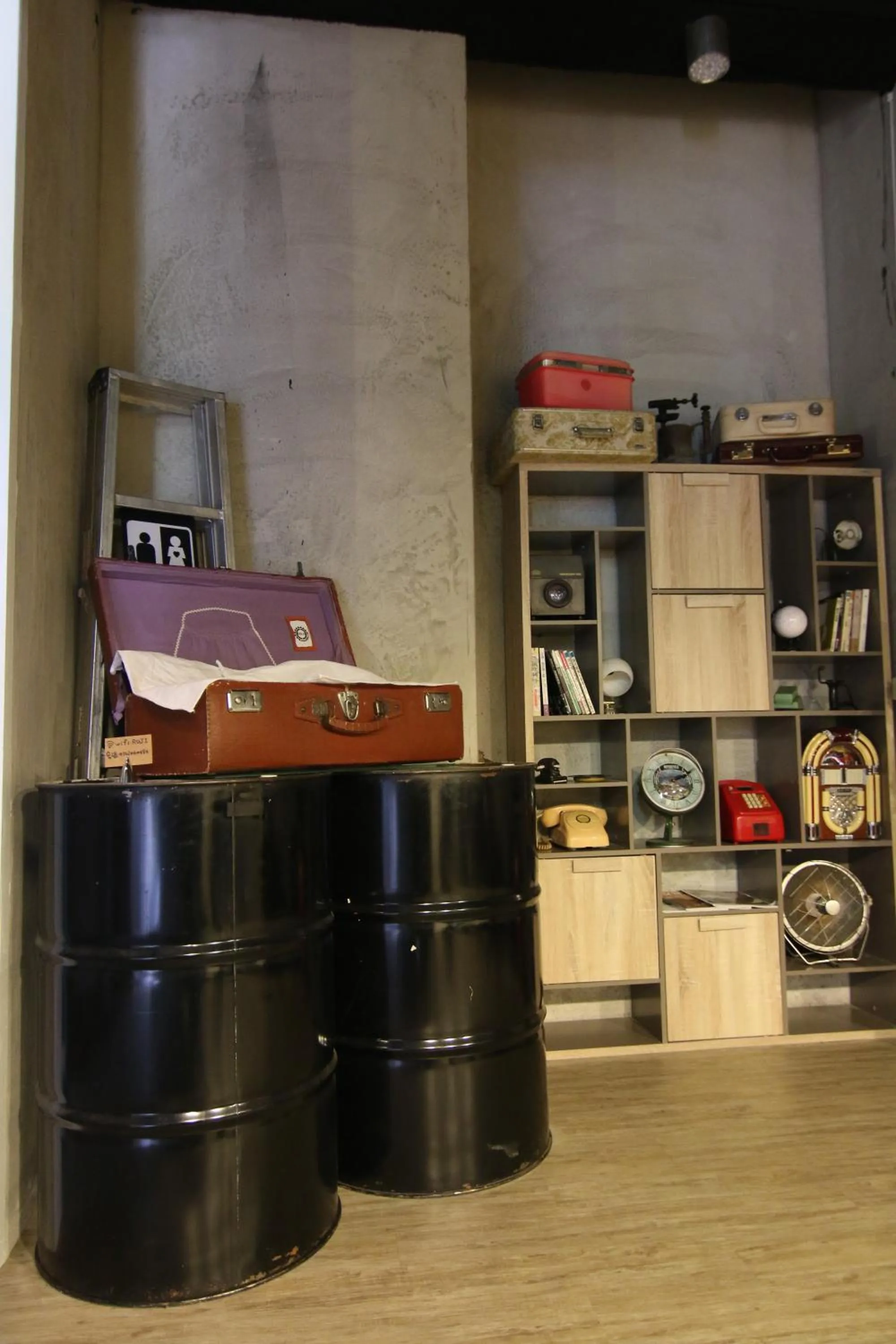 Restaurant/places to eat in Prince Hotel