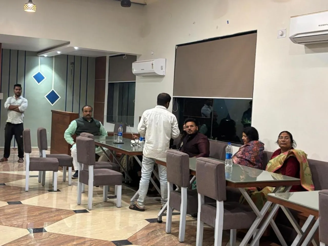 Restaurant/places to eat in Hotel Omkareshwar Inn