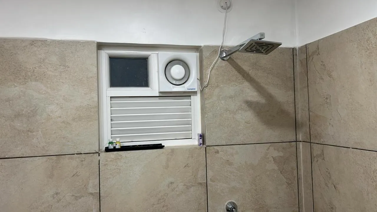 Shower in Hotel Omkareshwar Inn