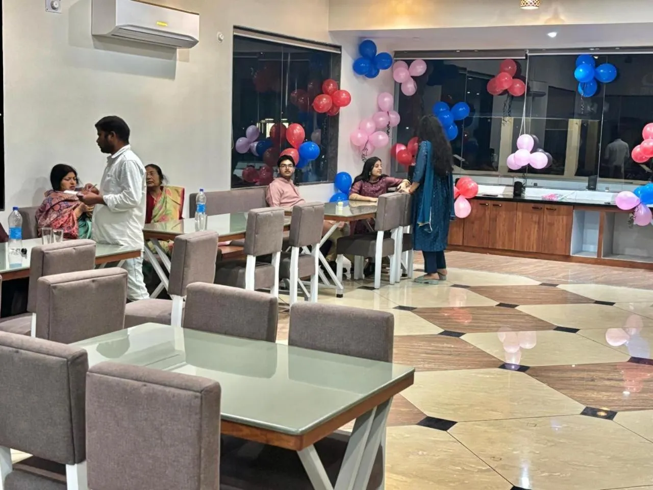 Restaurant/places to eat in Hotel Omkareshwar Inn