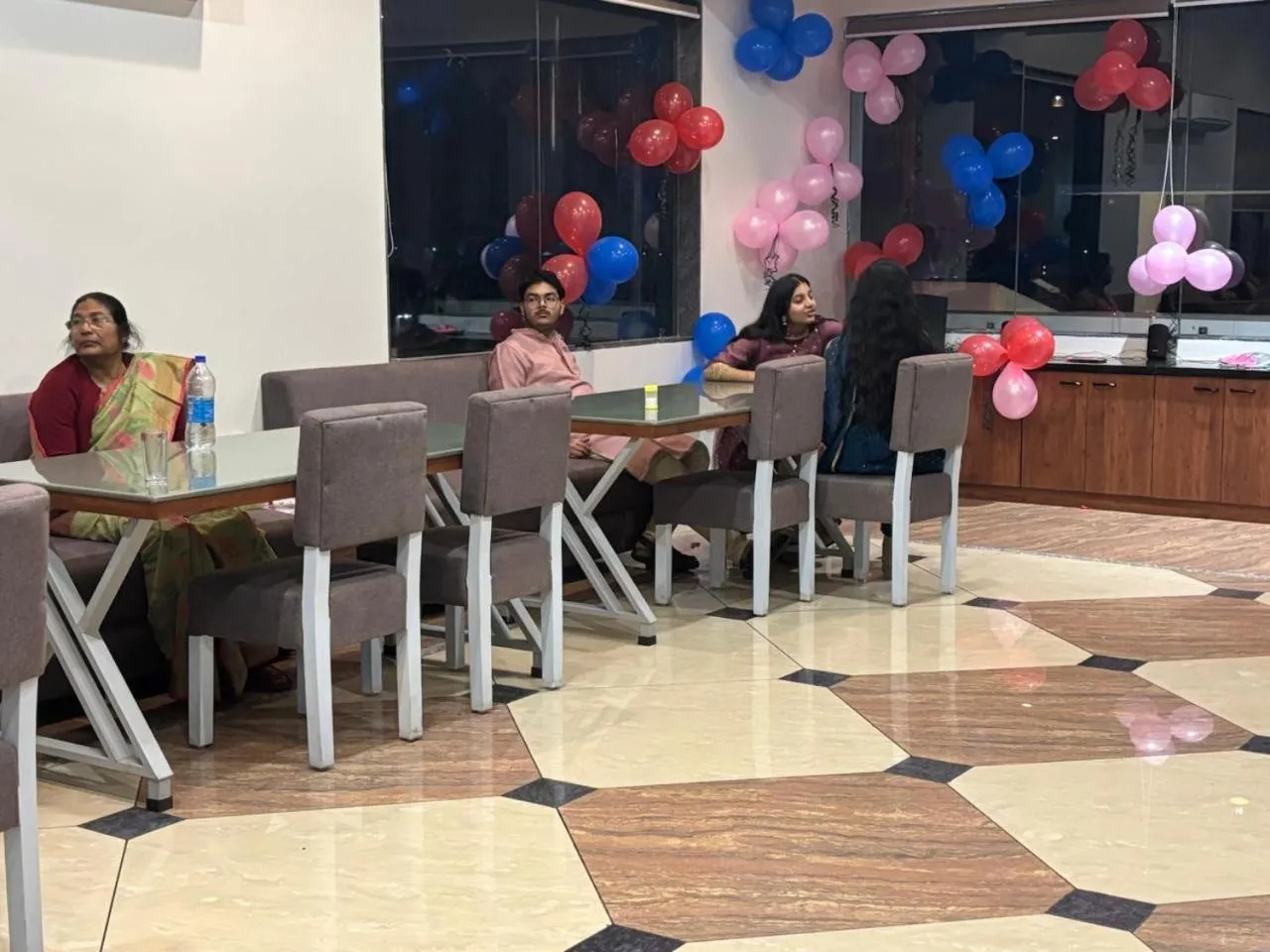 Restaurant/places to eat in Hotel Omkareshwar Inn