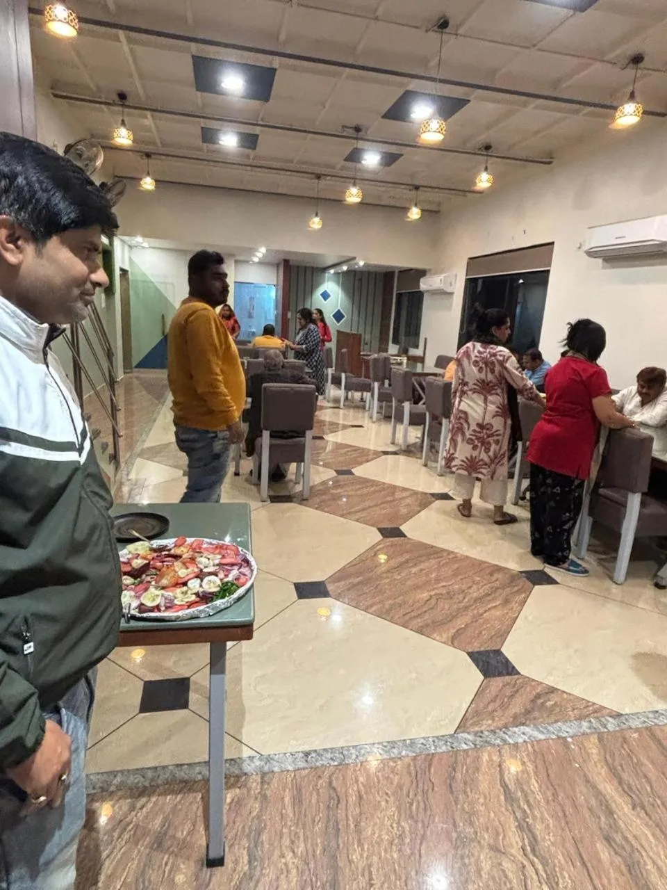 Restaurant/places to eat in Hotel Omkareshwar Inn