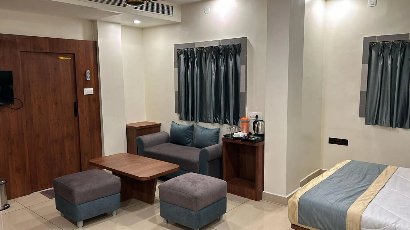 TV and multimedia, Bed in Hotel Omkareshwar Inn