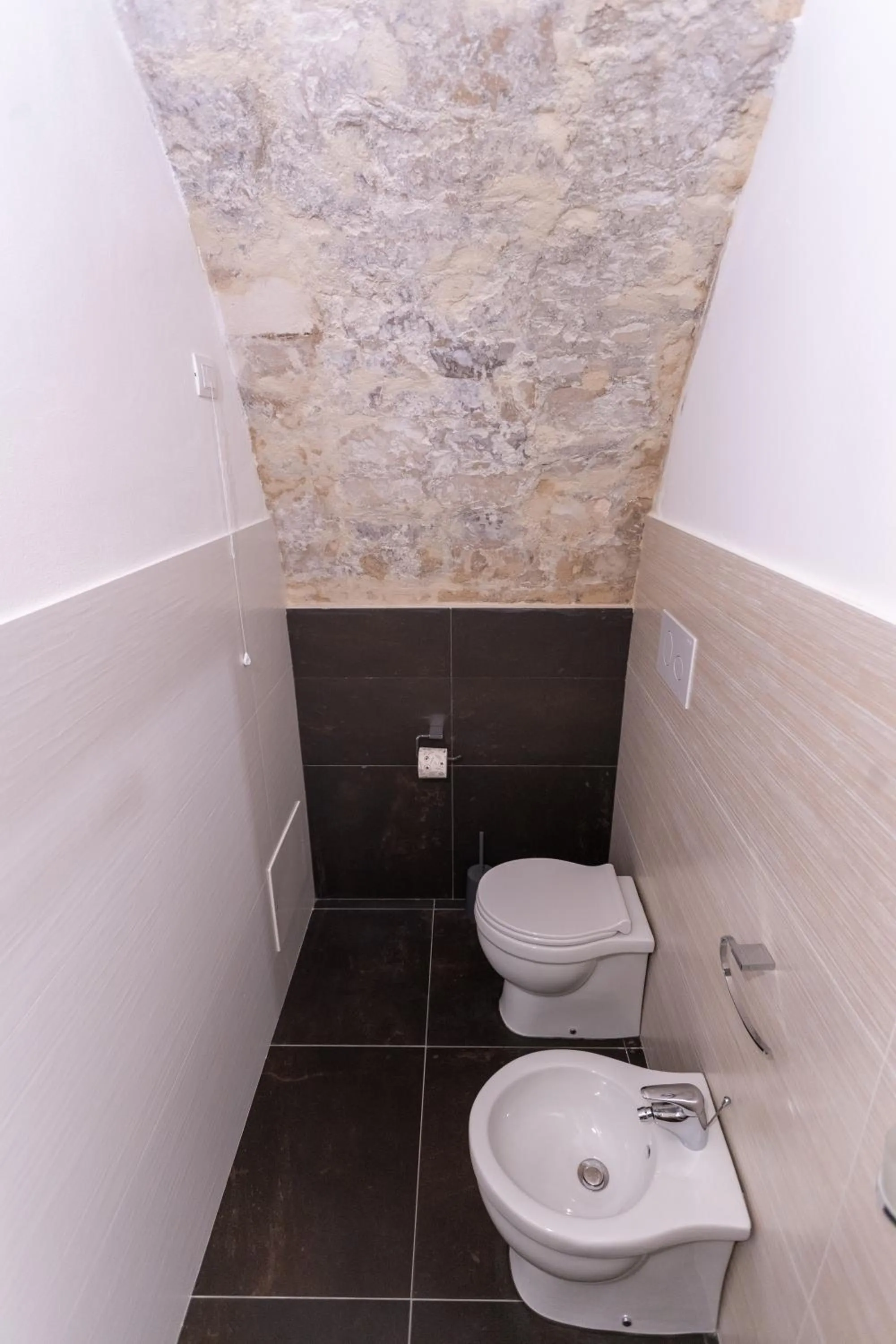 Toilet in Bed and Breakfast Terra del Sole Ibla