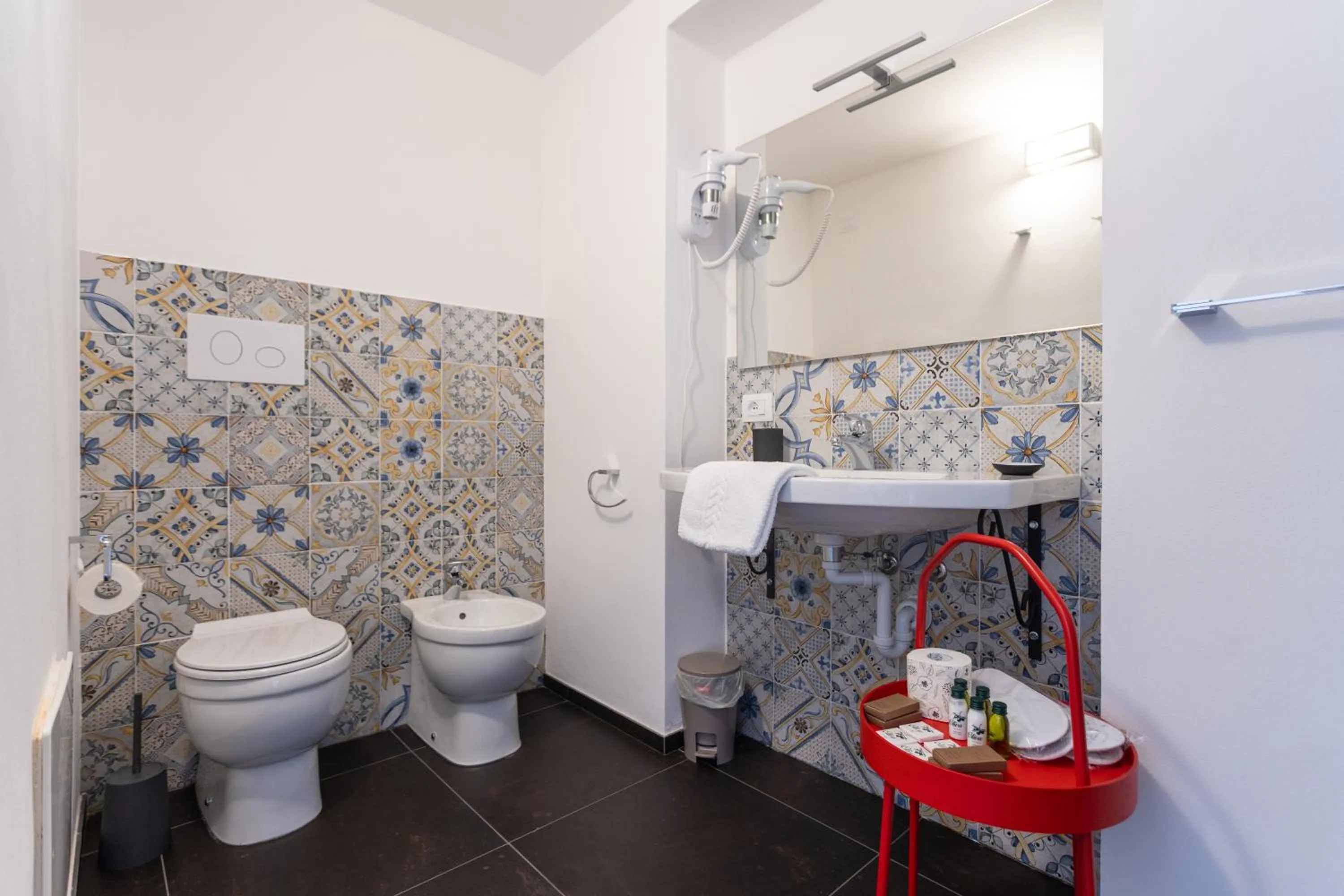 Toilet in Bed and Breakfast Terra del Sole Ibla