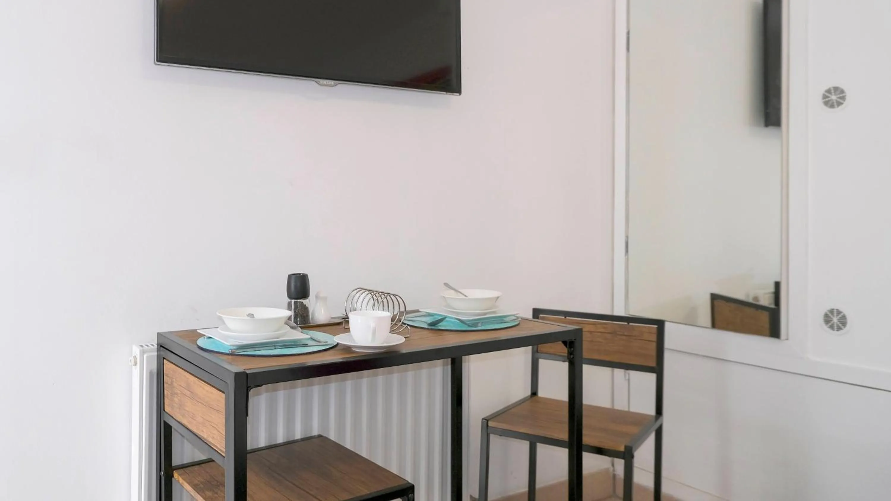 Communal lounge/ TV room in Bayview Bed and Breakfast