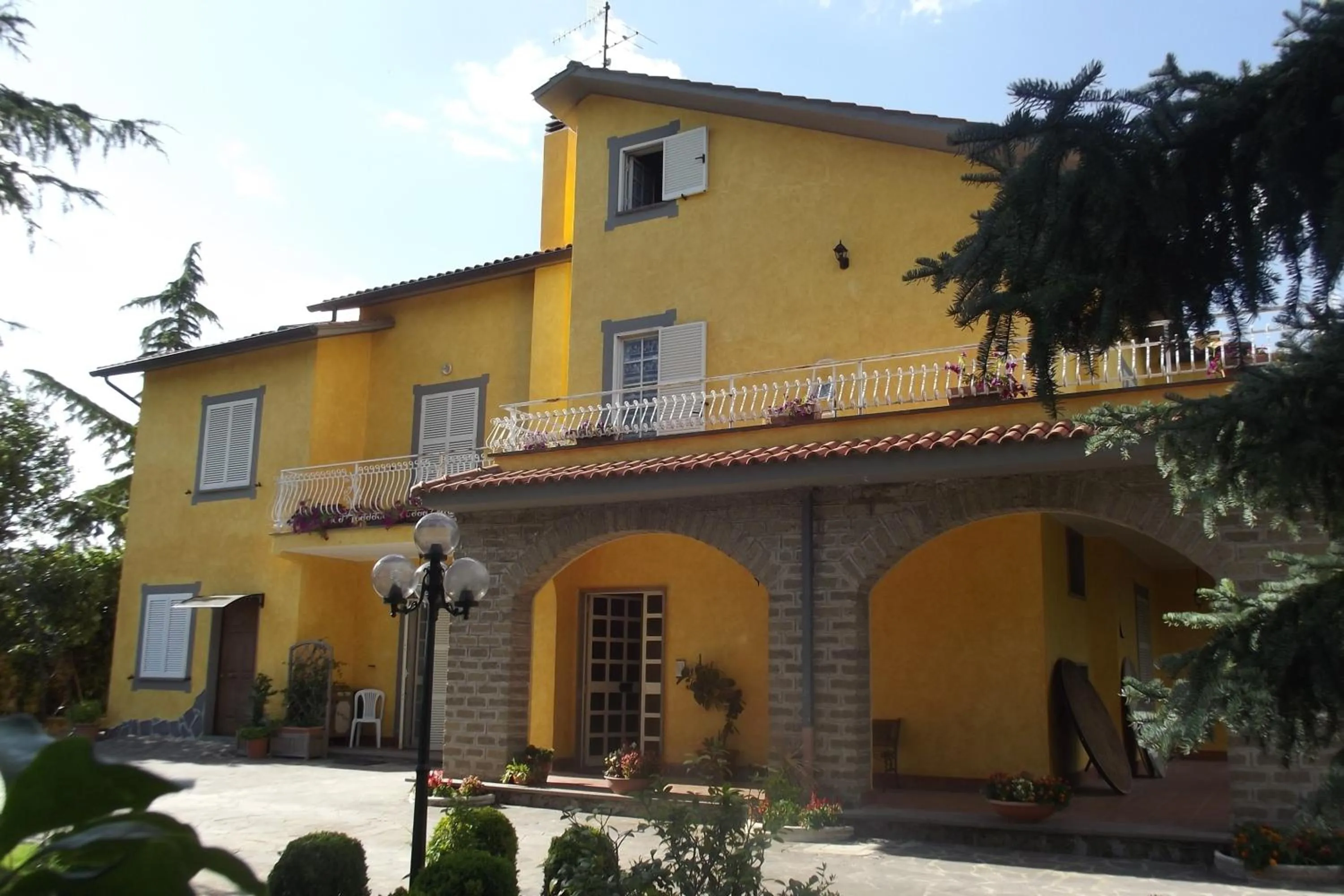 Facade/entrance in Forum Cassii