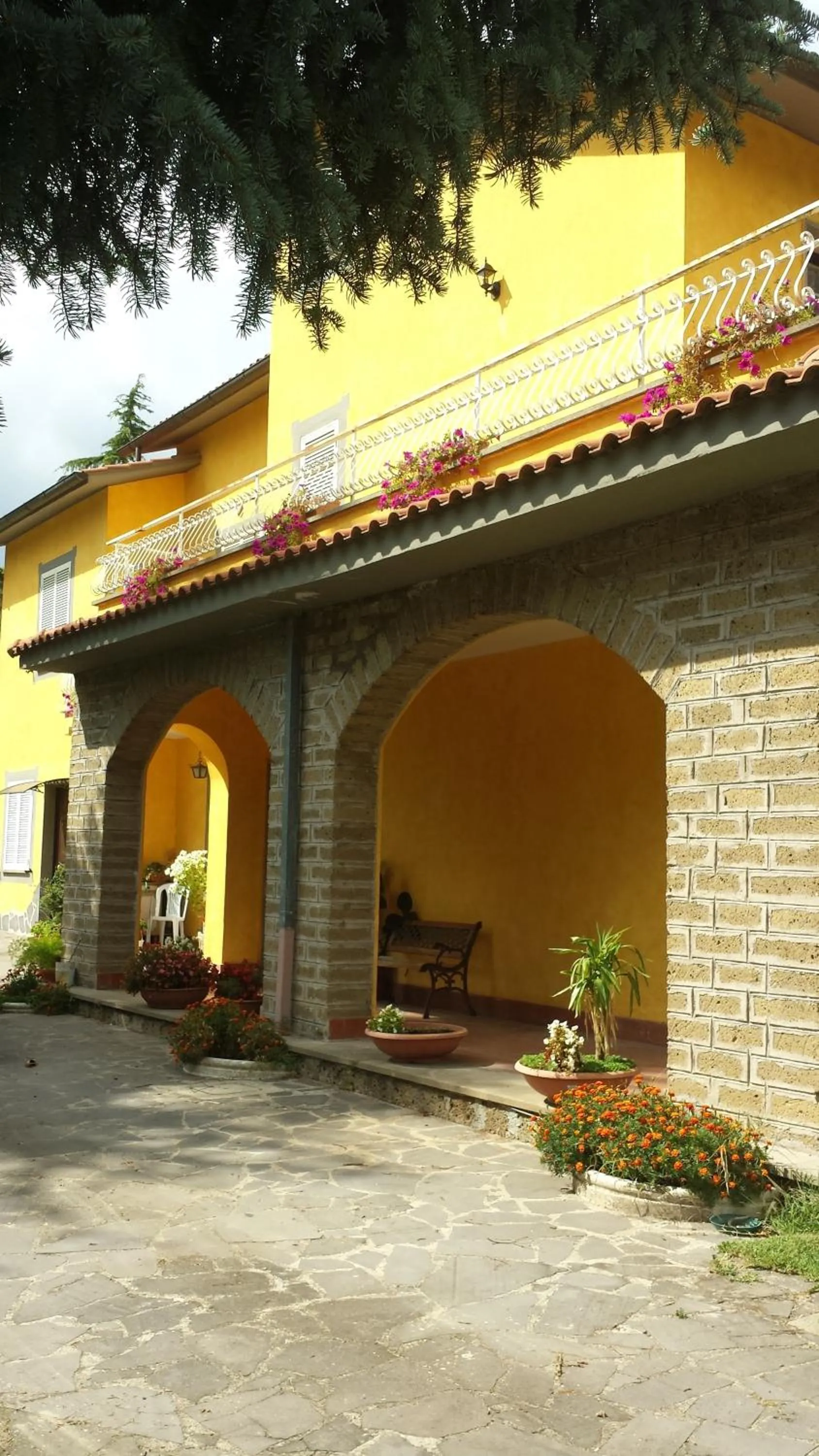 Facade/entrance in Forum Cassii