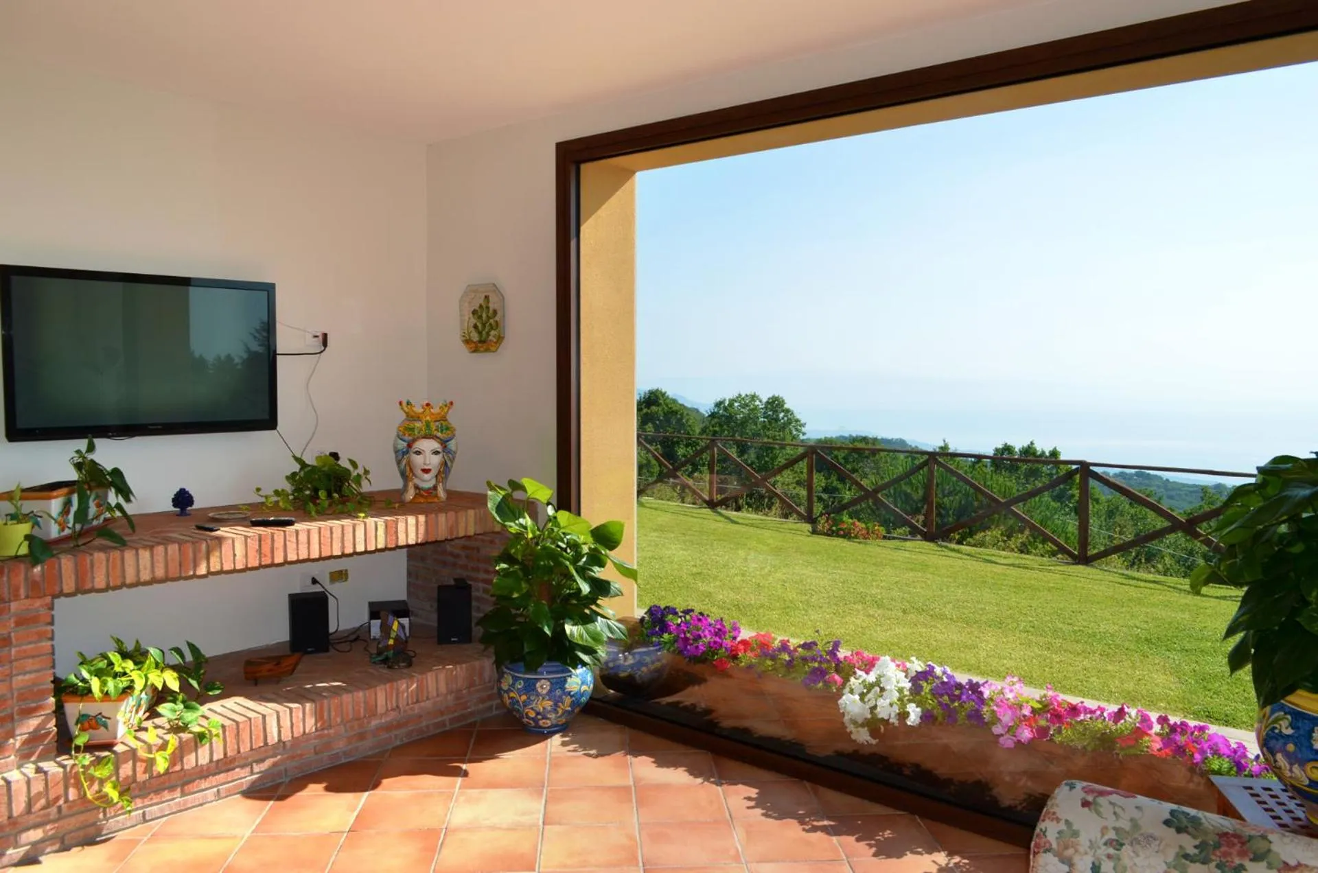 Communal lounge/ TV room in L'Infinito Agriturismo - Rooms & Breakfast
