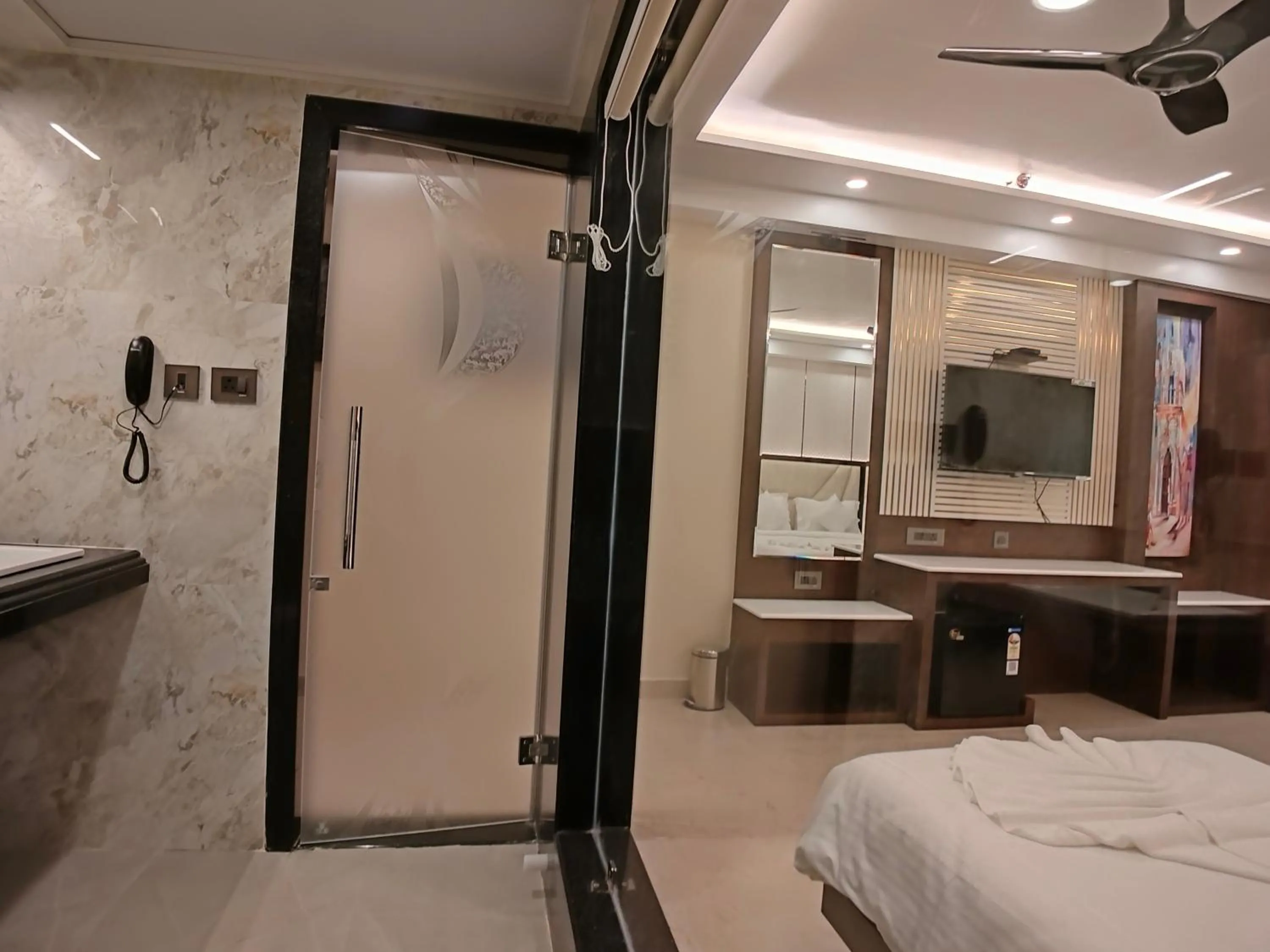 Shower, Bed in AGM GRAND HOTEL & Spa
