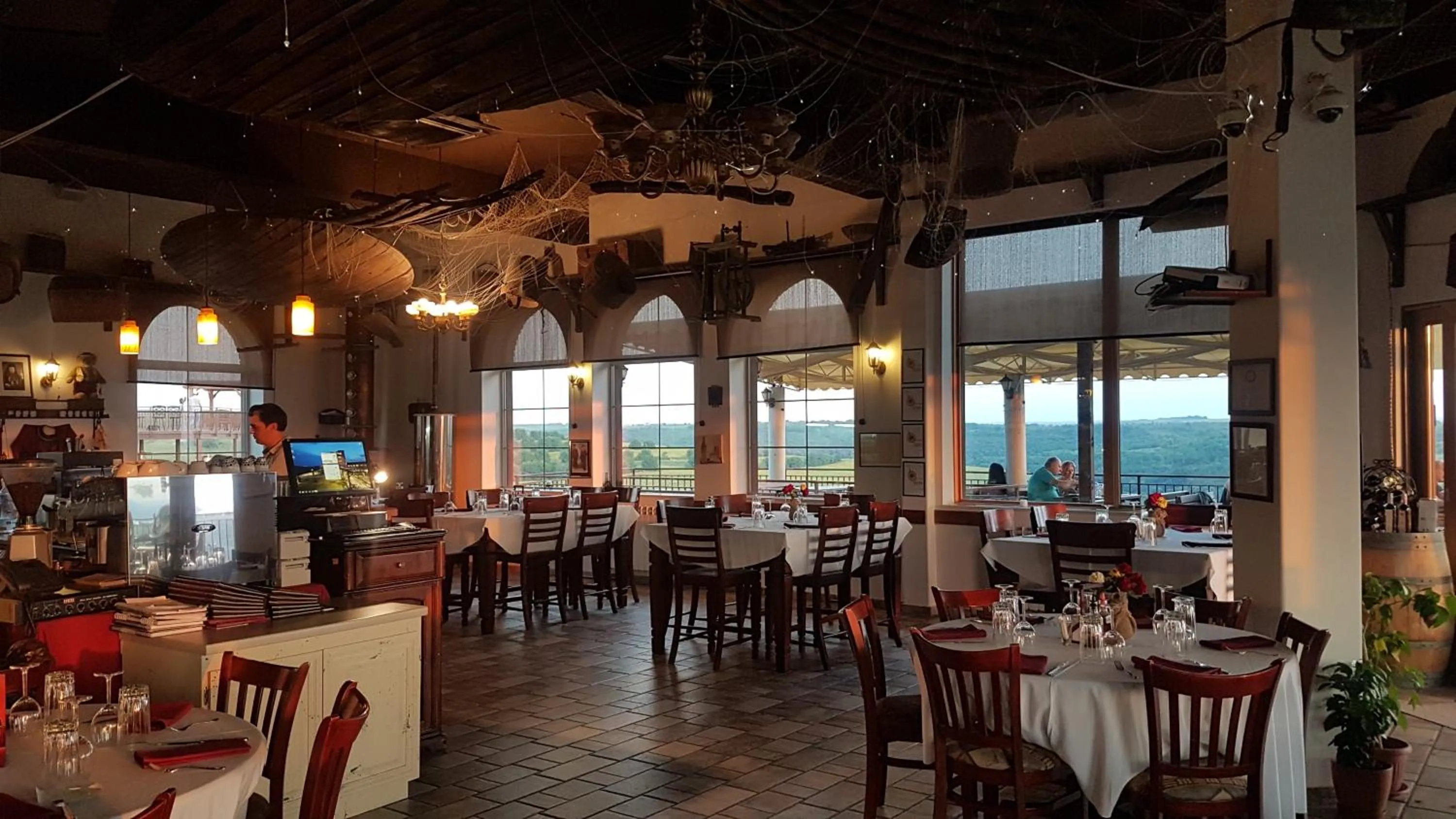 Restaurant/places to eat in Seven Generations Winery Hotel