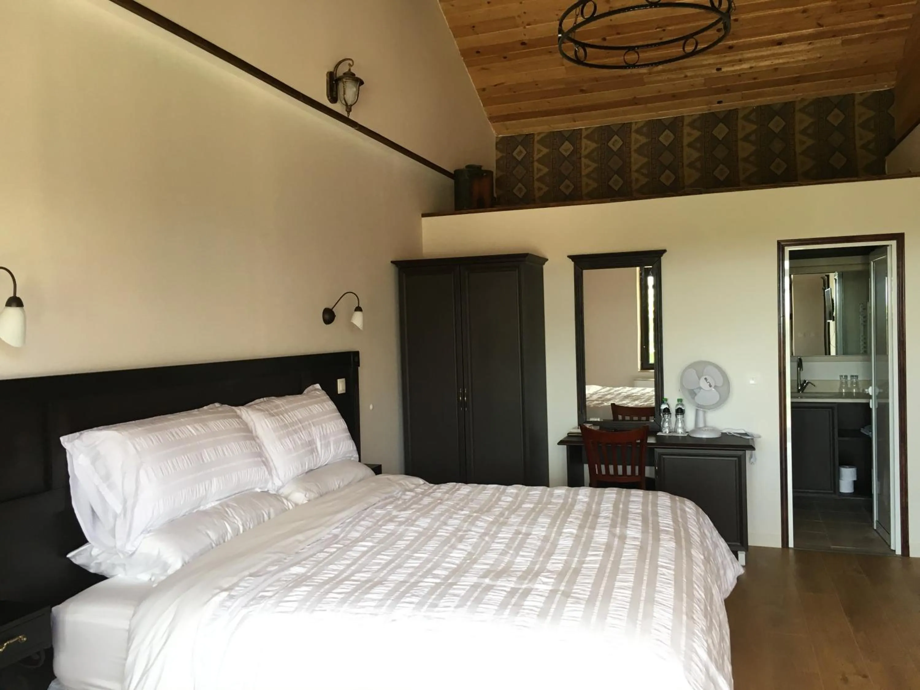 Bed in Seven Generations Winery Hotel