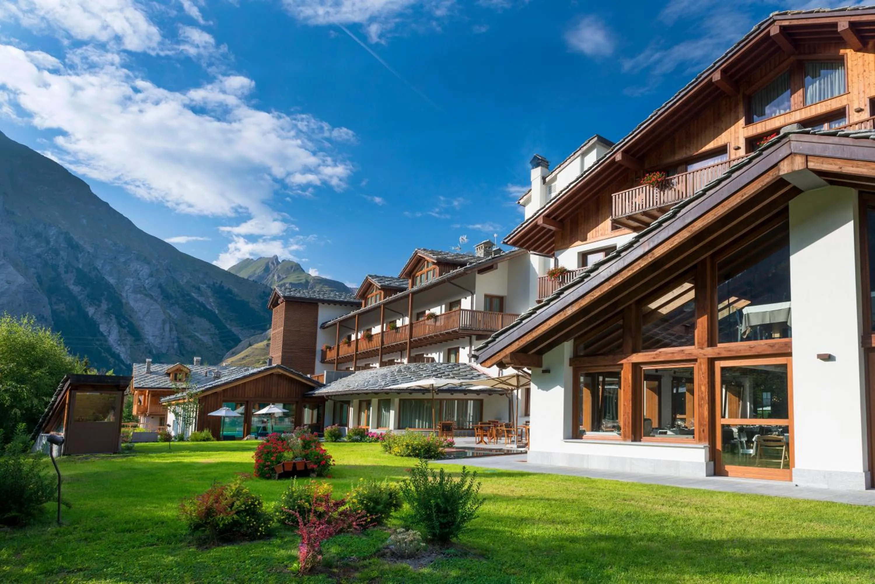 Facade/entrance in Montana Lodge & Spa, by R Collection Hotels