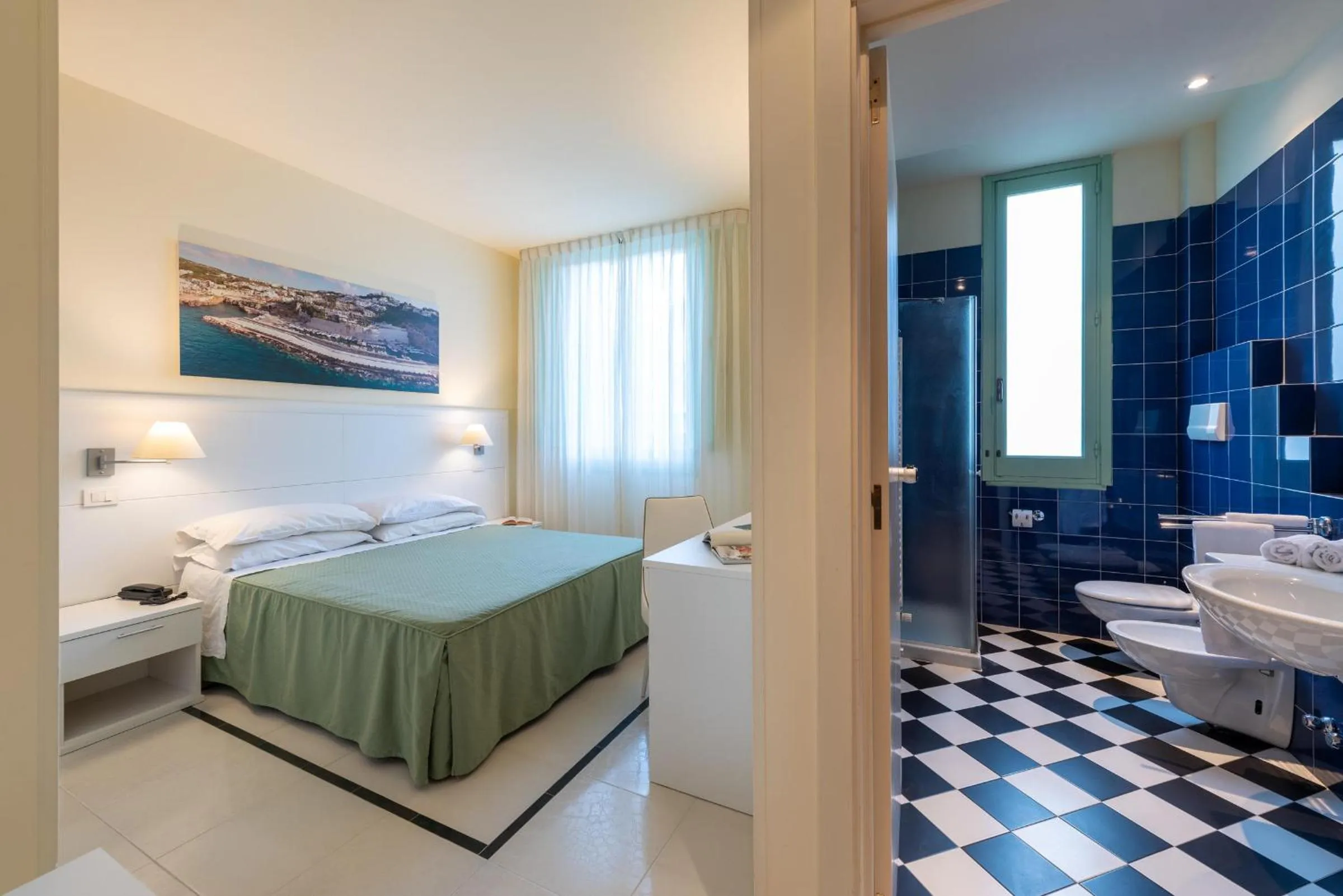 Shower, Bed in Hotel Euromare