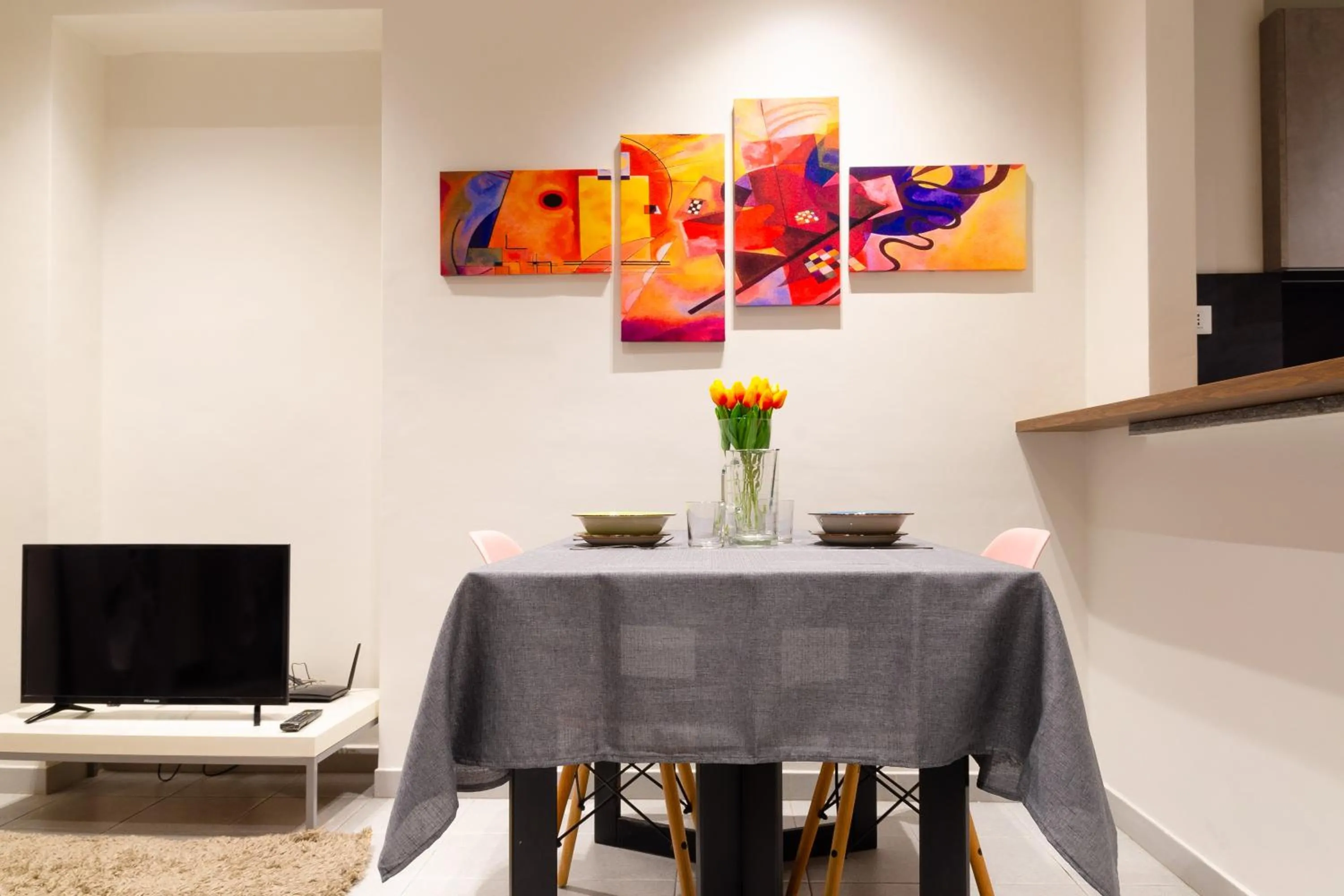 Dining area in Bertola 17, centrale, stazione by HAPPYHOSTORINO