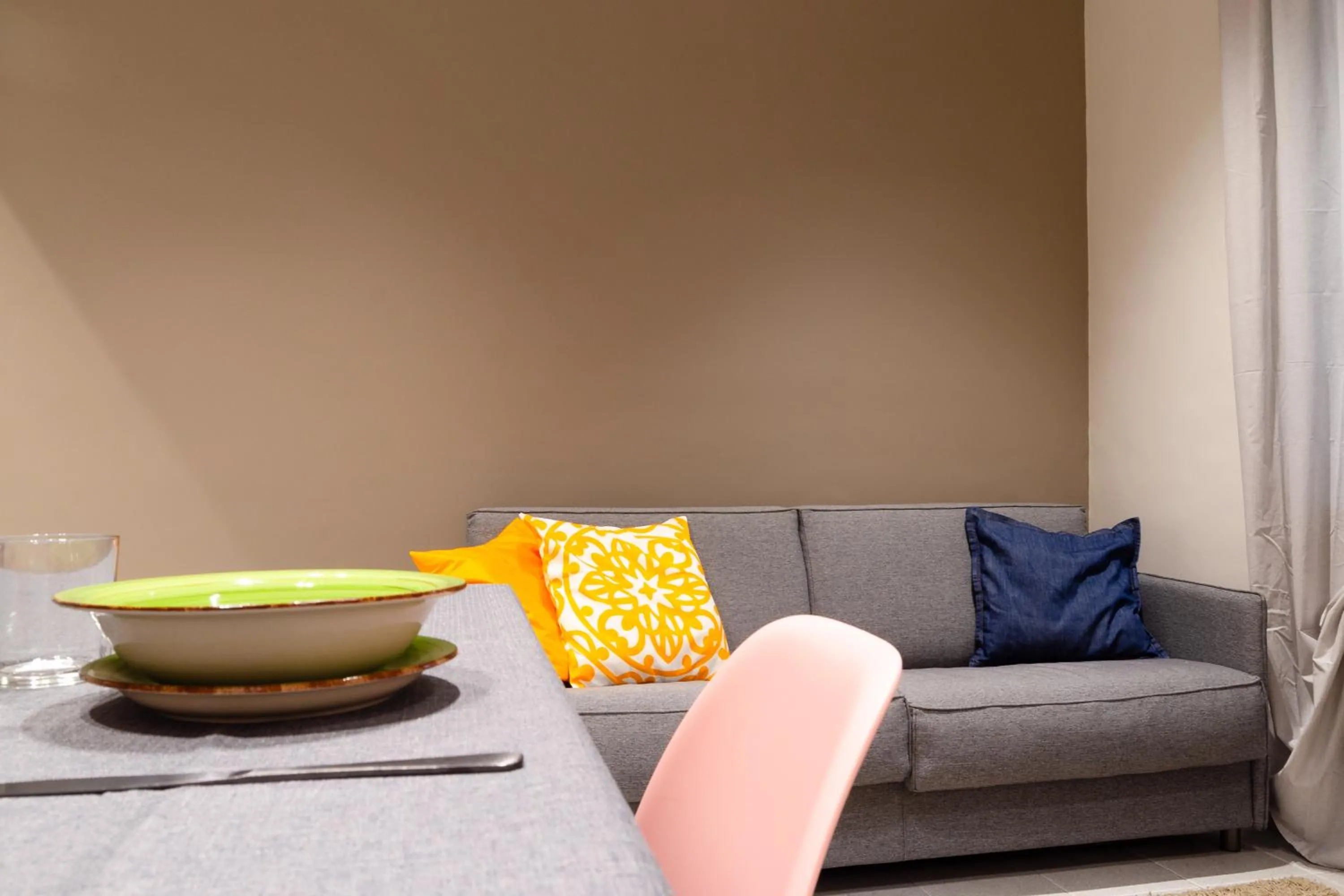 Living room in Bertola 17, centrale, stazione by HAPPYHOSTORINO